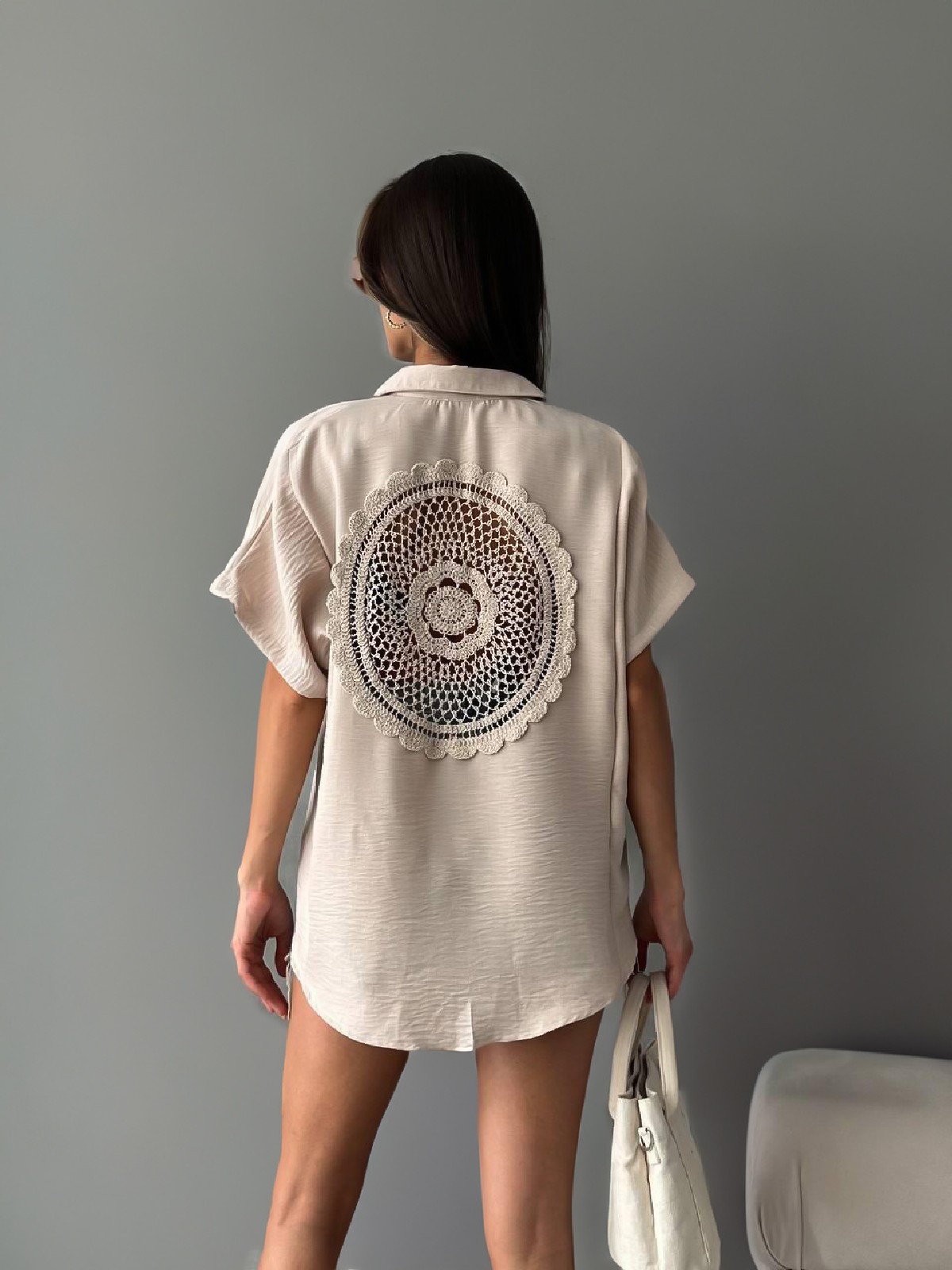 Kadın Keten Oversize Bej Sırt Dantel Detay Kısa Kollu Gömlek