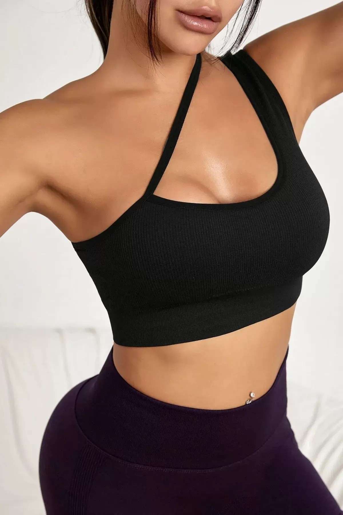 Kadın Siyah Tek Omuz Çapraz Askılı Top Crop Büstiyer