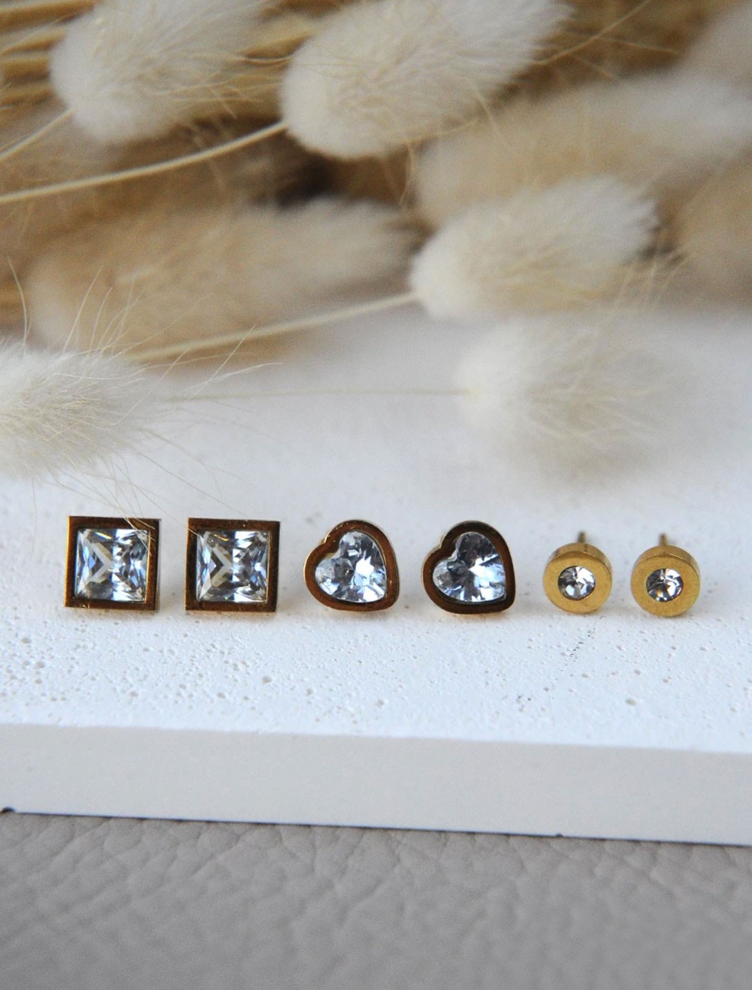 Çelik Gold Renk Zirkon Taşlı Kare Kalp Model Kadın Küpe Seti