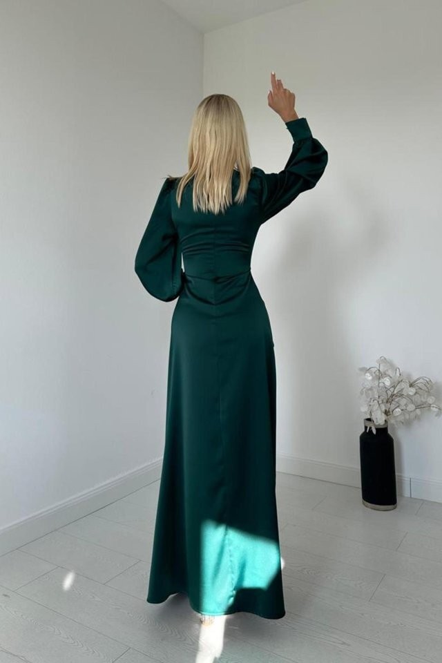 Zümrüt Yanı Büzgülü Yırtmaçlı Saten Elbise