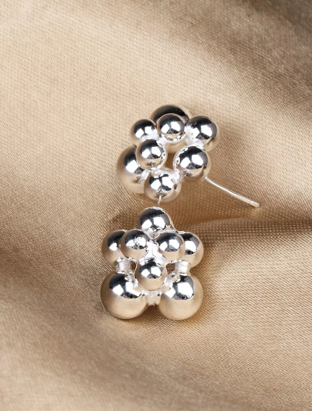 Çelik Gümüş Renk Parlak Bubble Taneli Model Kadın Küpe