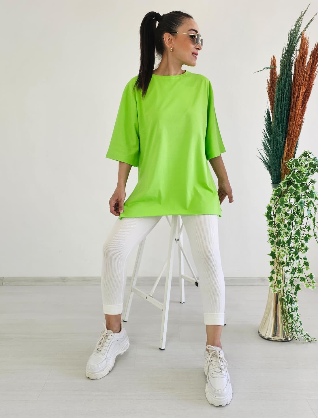 Yanları Yırtmaçlı Düz Tişört - NEON YEŞİL