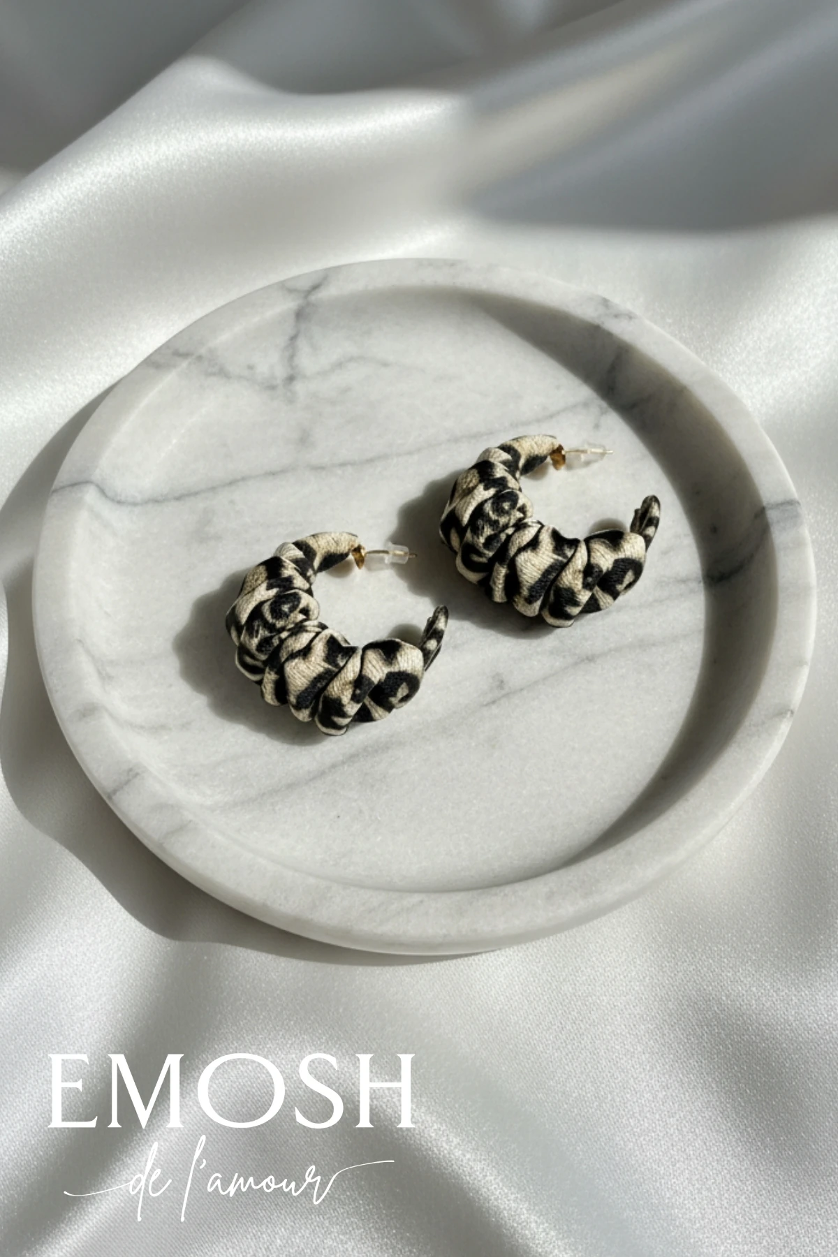 Vintage Beyaz Kış Leoparı Desenli Halka Küpe - Deri Görünümlü Kumaş Kaplama