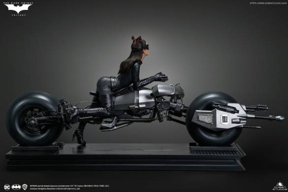 QUEEN STUDİOS CATWOMAN (ANNE HATHAWAY) ON BATPOD 1/6 SCALE STATUE