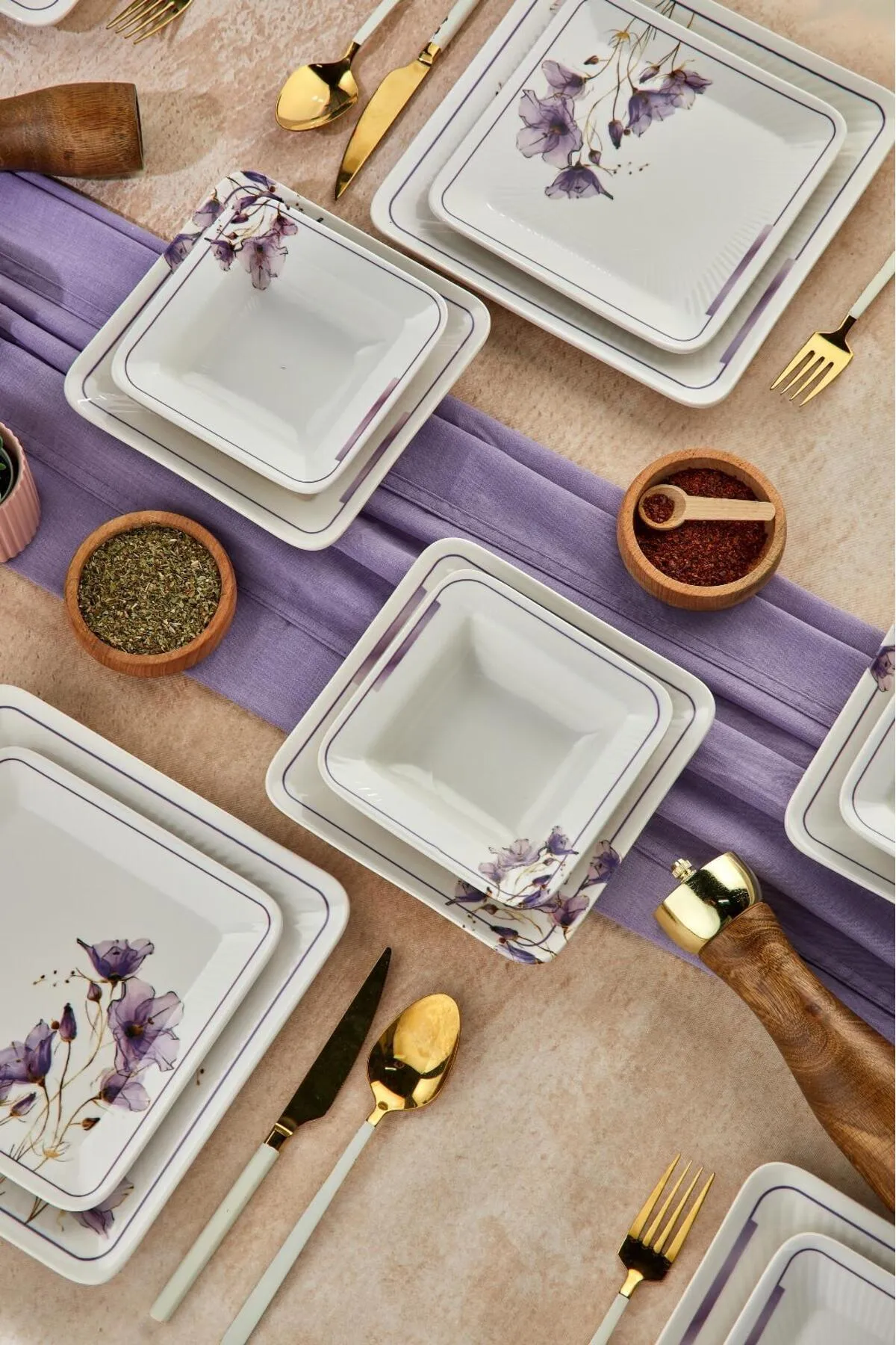 Lotus Lila 24 Parça 6 Kişilik Yemek Takımı – Zarif Lotus Deseni ve Lilanın Sakin Şıklığıyla Sofralarınıza Estetik Dokunuş