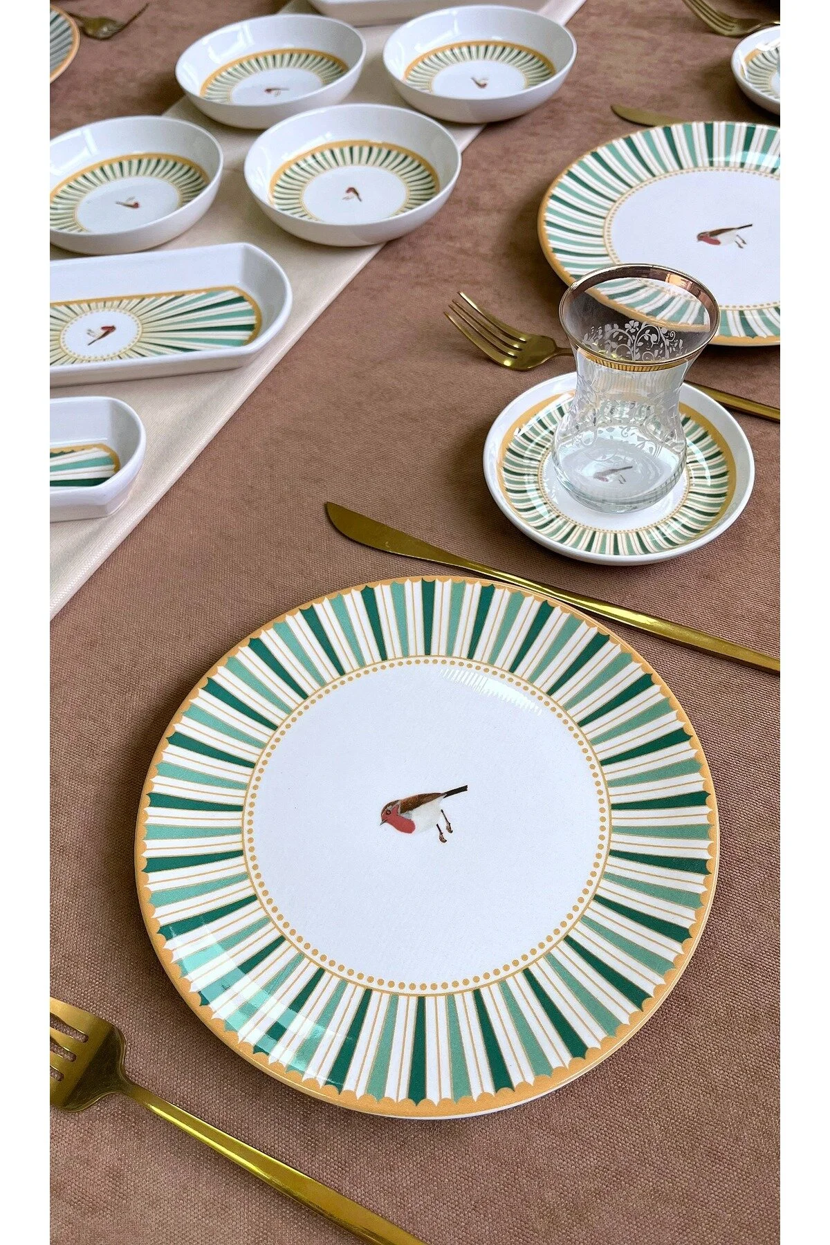 Sevda Kuşu Yeşil Kuş Desenli 20 Parça 6 Kişilik Kahvaltı Takımı – Doğanın Huzurunu Sofranıza Taşıyan Zarif Tasarım