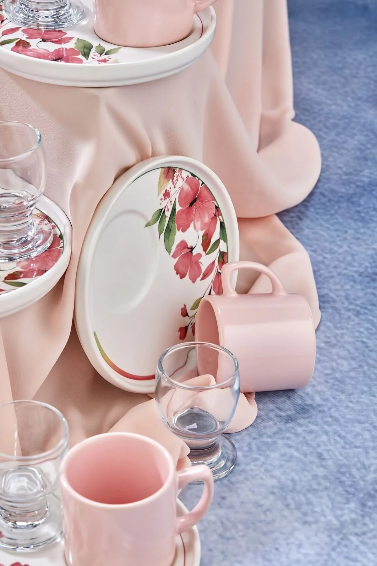Manolya Pembe Çiçekli 18 Parça 6 Kişilik Kahve Fincan Takımı – Romantik Çiçek Deseni ile Zarif Kahve Sunumları