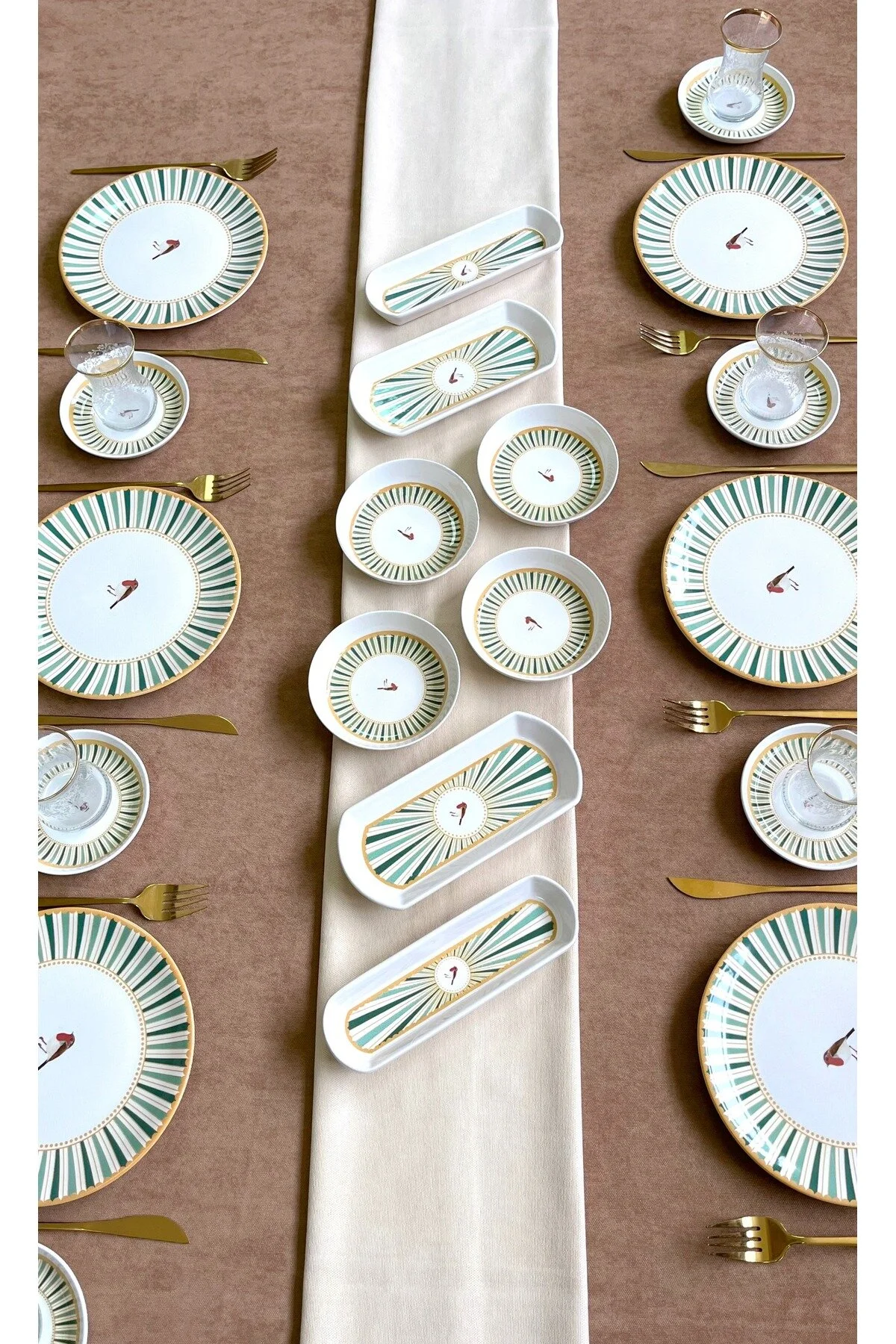 Sevda Kuşu Yeşil Kuş Desenli 20 Parça 6 Kişilik Kahvaltı Takımı – Doğanın Huzurunu Sofranıza Taşıyan Zarif Tasarım