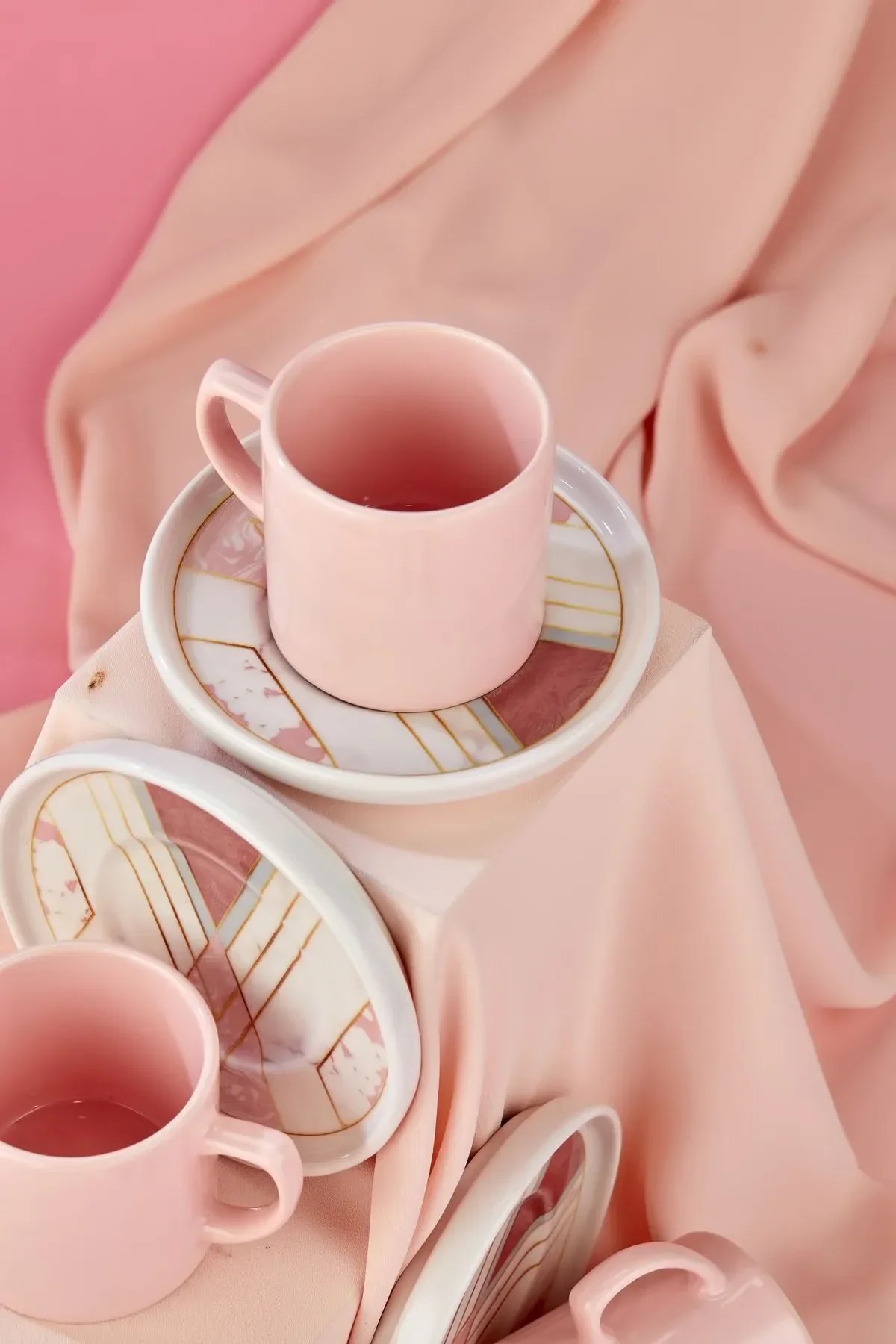 Mermer Desenli Pembe 12 Parça 6 Kişilik Kahve Fincan Takımı – Modern Zarafet ve Romantik Kahve Sunumlarının Vazgeçilmezi