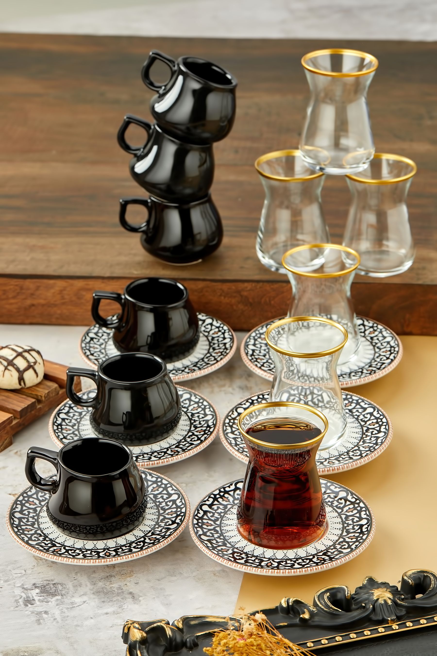 Siyah Motifli Özel Seri 18 Parça Kahve Fincan Takımı ve Çay Seti