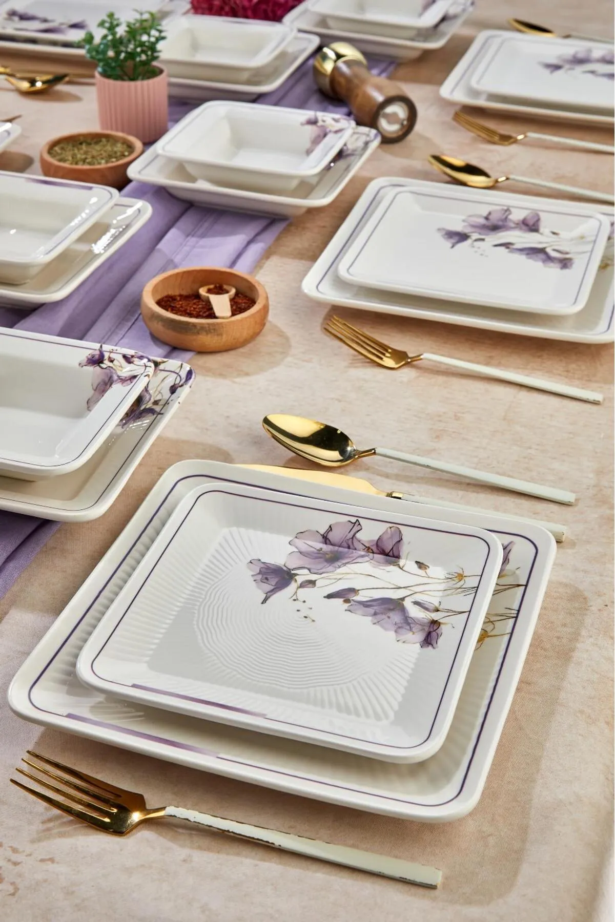 Lotus Lila 24 Parça 6 Kişilik Yemek Takımı – Zarif Lotus Deseni ve Lilanın Sakin Şıklığıyla Sofralarınıza Estetik Dokunuş