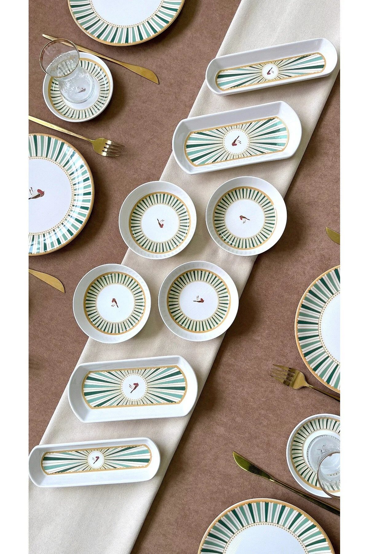 Sevda Kuşu Yeşil Kuş Desenli 20 Parça 6 Kişilik Kahvaltı Takımı – Doğanın Huzurunu Sofranıza Taşıyan Zarif Tasarım