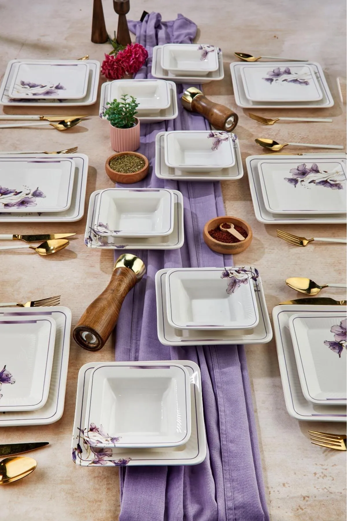 Lotus Lila 24 Parça 6 Kişilik Yemek Takımı – Zarif Lotus Deseni ve Lilanın Sakin Şıklığıyla Sofralarınıza Estetik Dokunuş