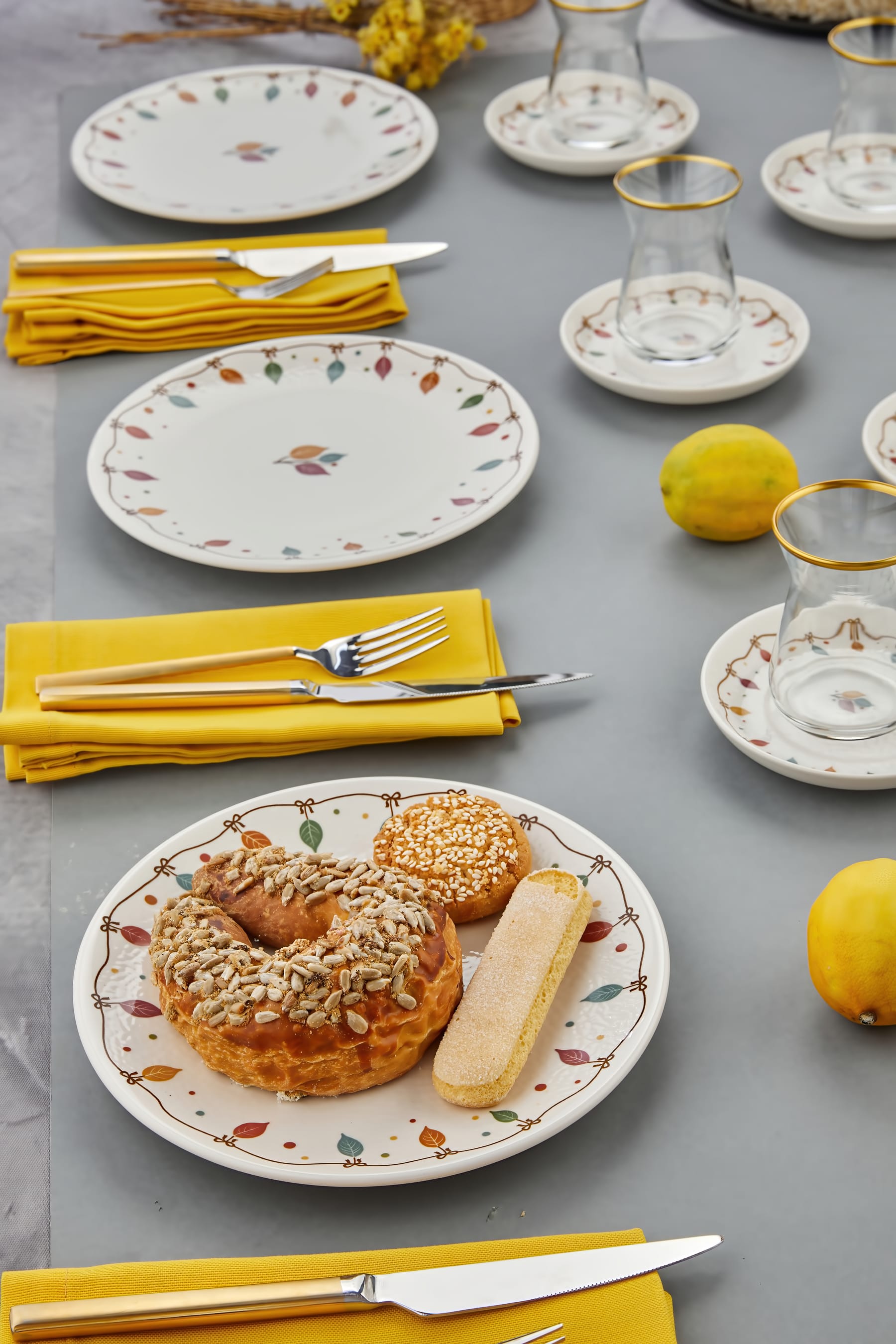 Renkli Çiçek Motifli 18 Parça 6 Kişilik Pasta ve Çay Seti – Zarif Sunumlar ve Keyifli Sohbetler İçin