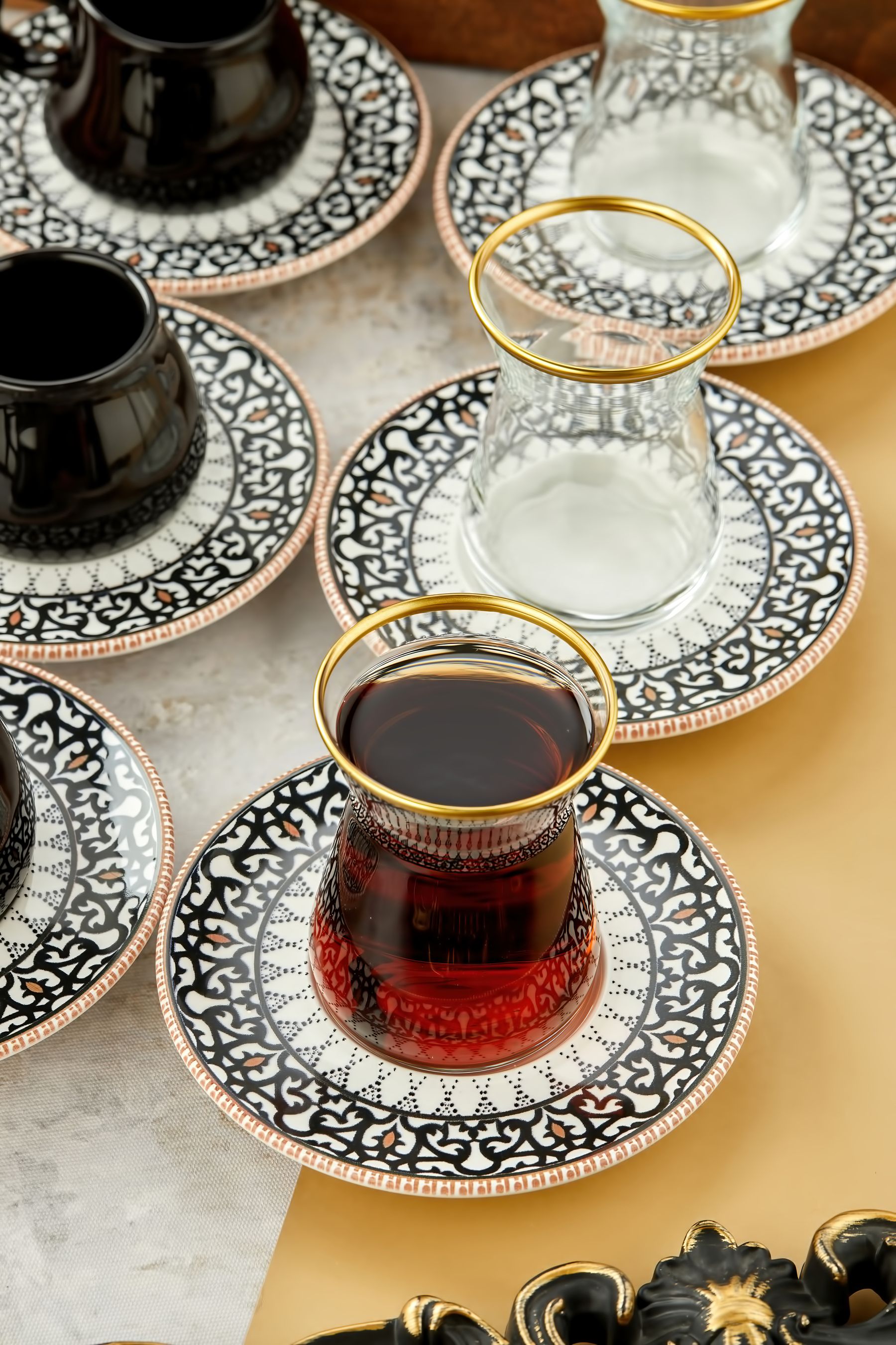 Siyah Motifli Özel Seri 18 Parça Kahve Fincan Takımı ve Çay Seti