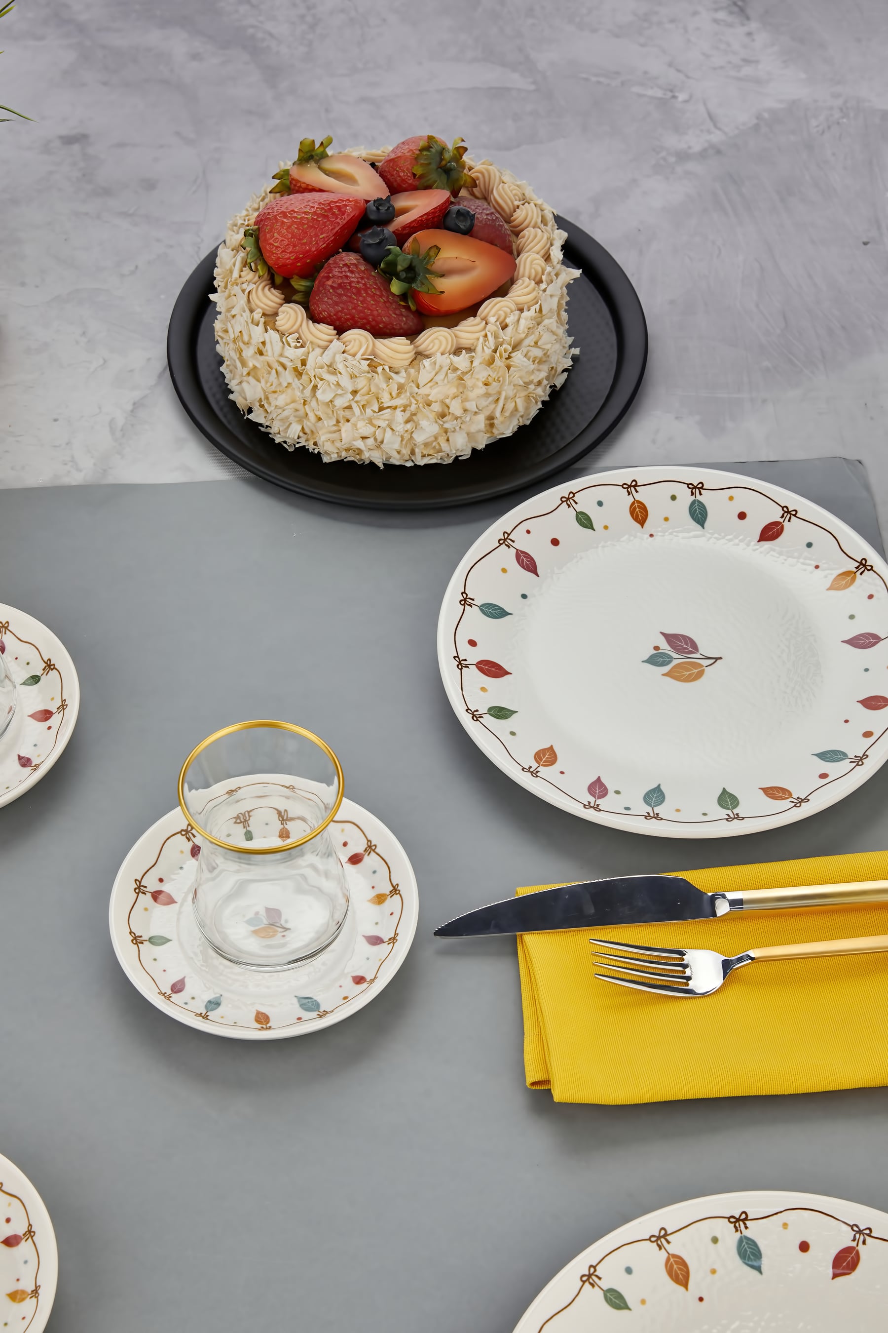 Renkli Çiçek Motifli 18 Parça 6 Kişilik Pasta ve Çay Seti – Zarif Sunumlar ve Keyifli Sohbetler İçin