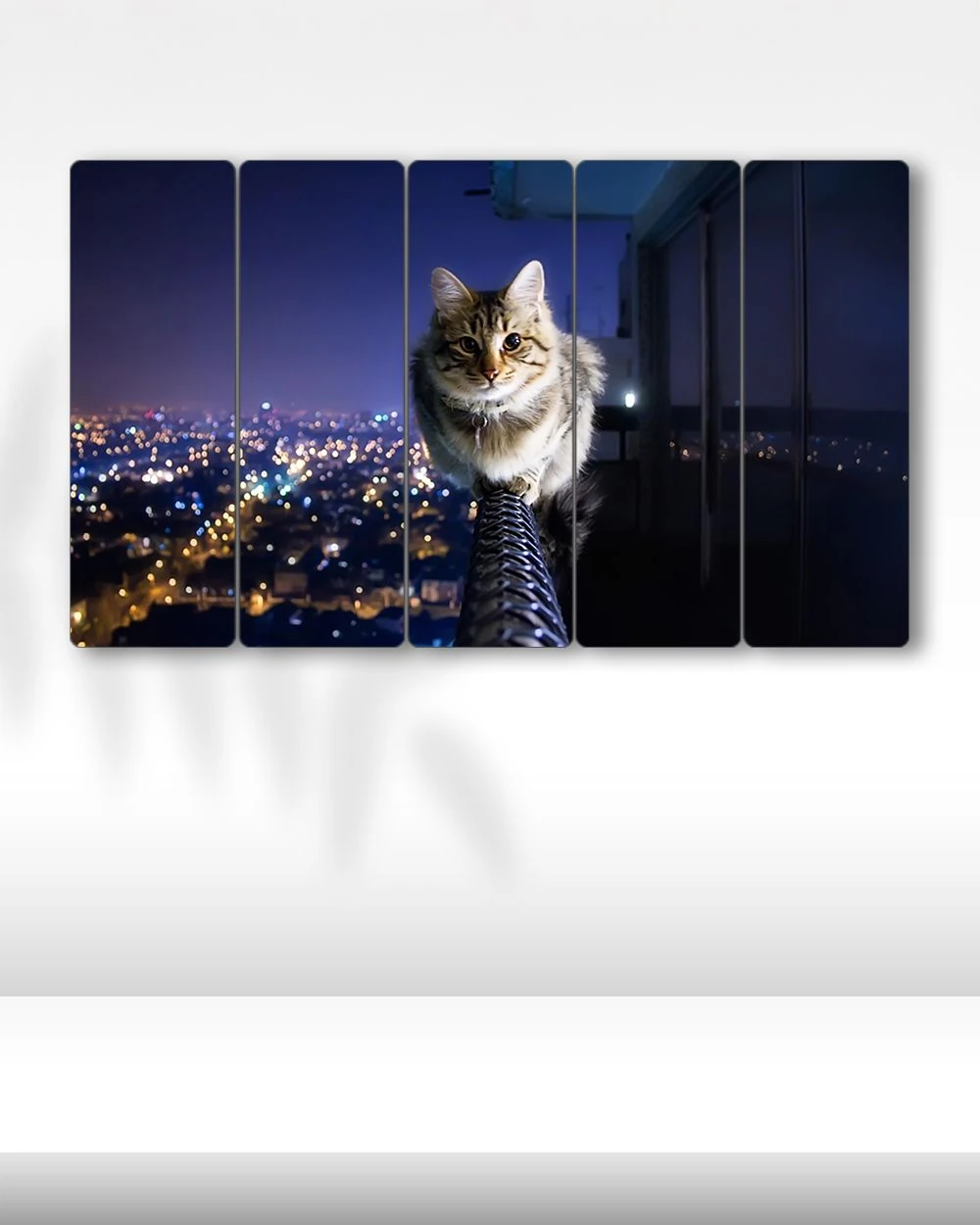 Yüksek Balkonda Duran Kedi - 5 Parçalı Tablo