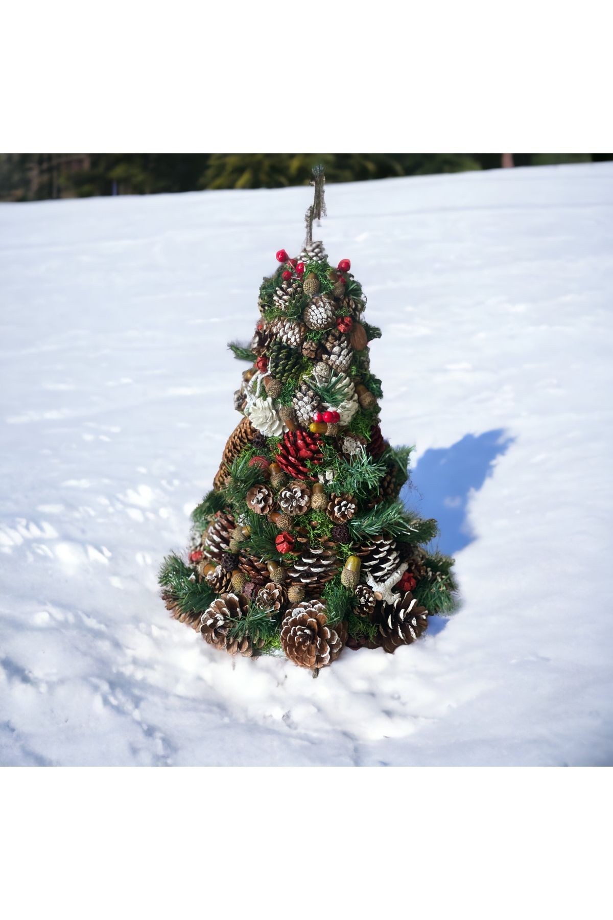 Weihnachtsbaum, natürliche dekorative Tannenzapfenpyramide, Neujahrsdekoration, Unterhaltungsparty, Hochzeit