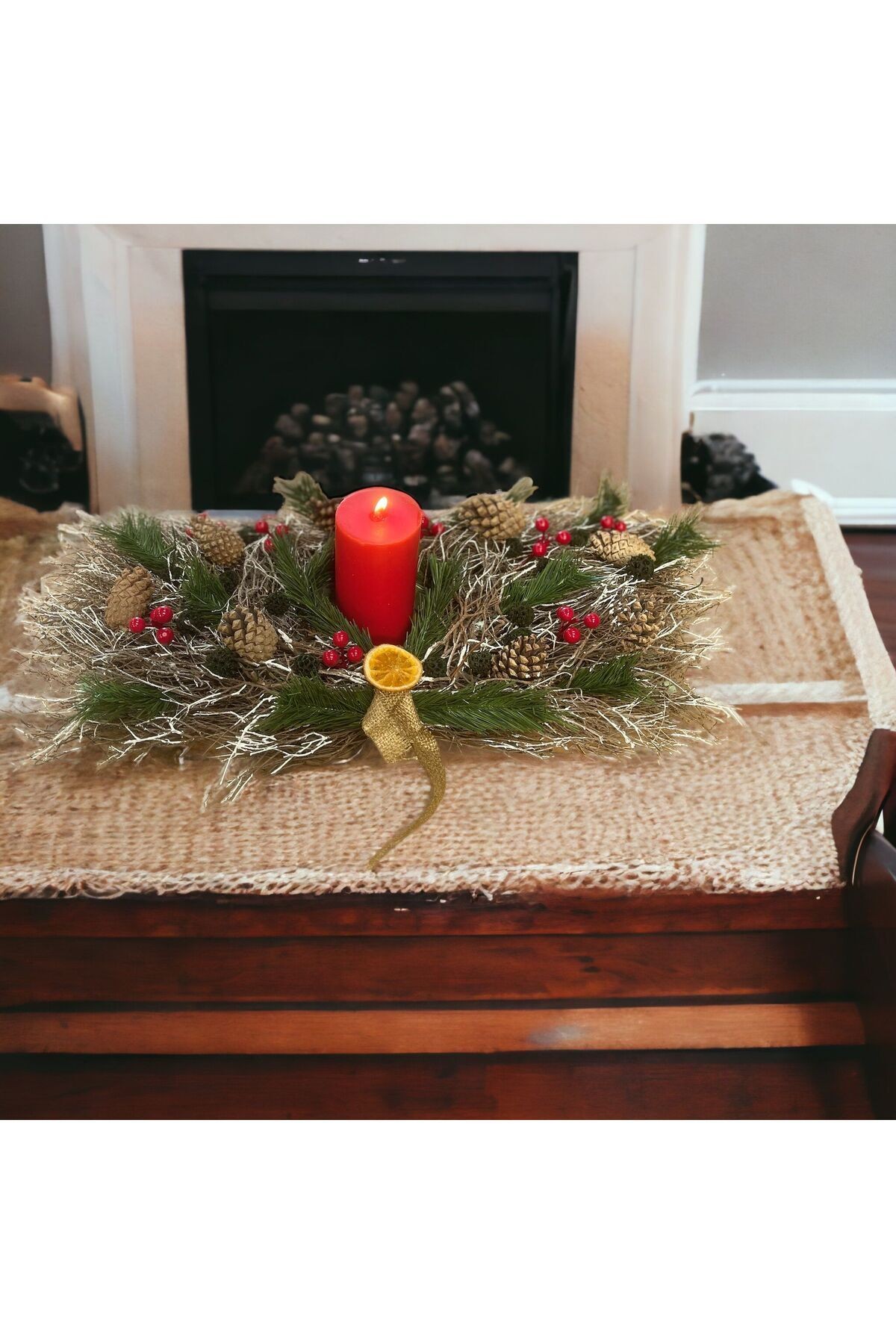 NATÜRLICHER DEKORATIVER KERZENHALTER FÜR DAS NEUE JAHR. SCHOCKIERT – WEIHNACHTSFEIER IM NEUEN JAHR