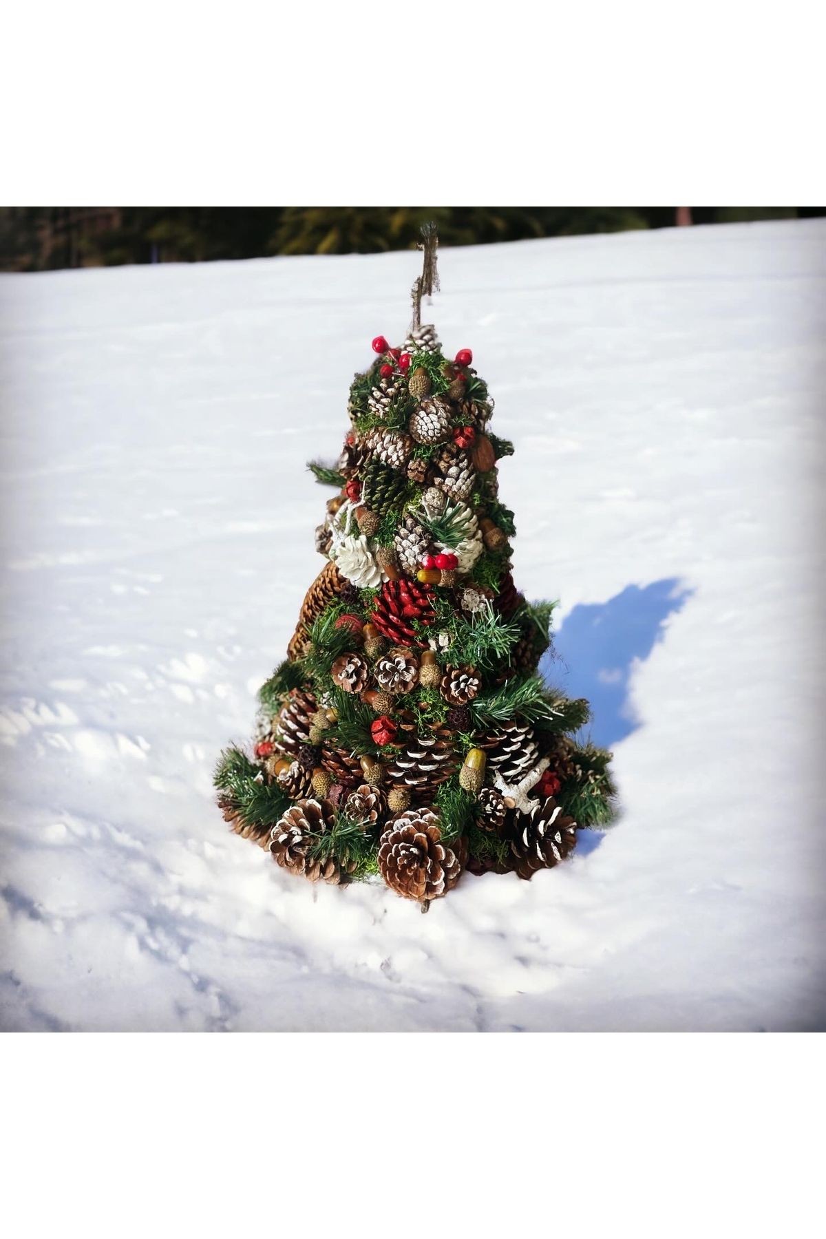 Weihnachtsbaum, natürliche dekorative Tannenzapfenpyramide, Neujahrsdekoration, Unterhaltungsparty, Hochzeit