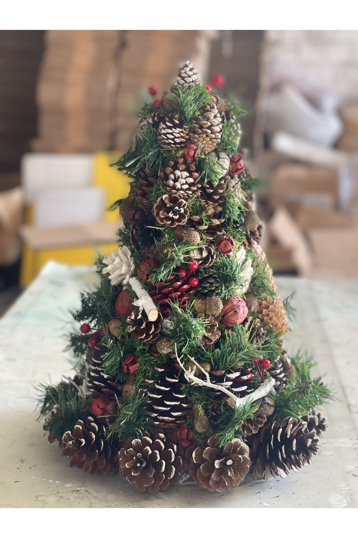 Weihnachtsbaum, natürliche dekorative Tannenzapfenpyramide, Neujahrsdekoration, Unterhaltungsparty, Hochzeit