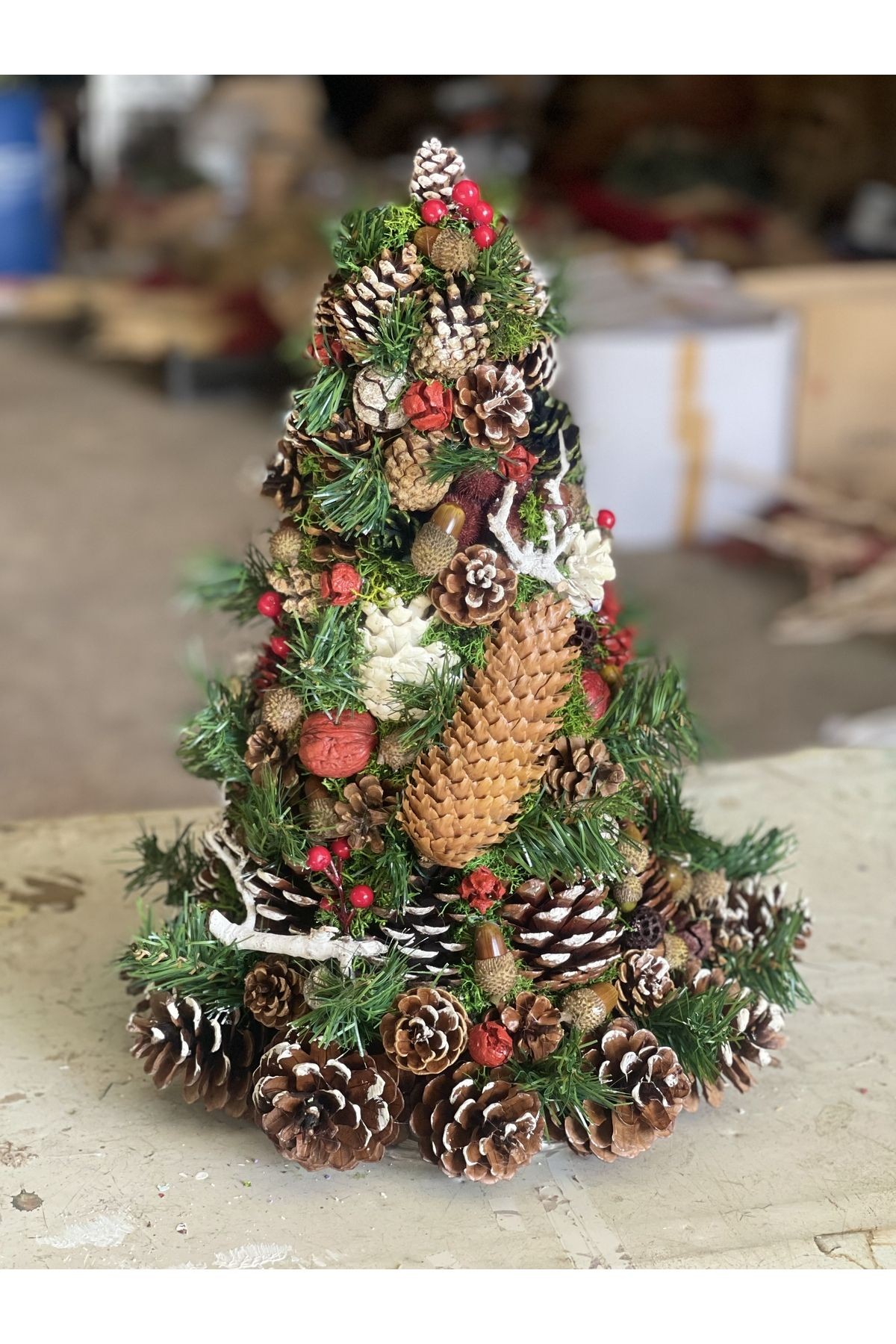 Weihnachtsbaum, natürliche dekorative Tannenzapfenpyramide, Neujahrsdekoration, Unterhaltungsparty, Hochzeit