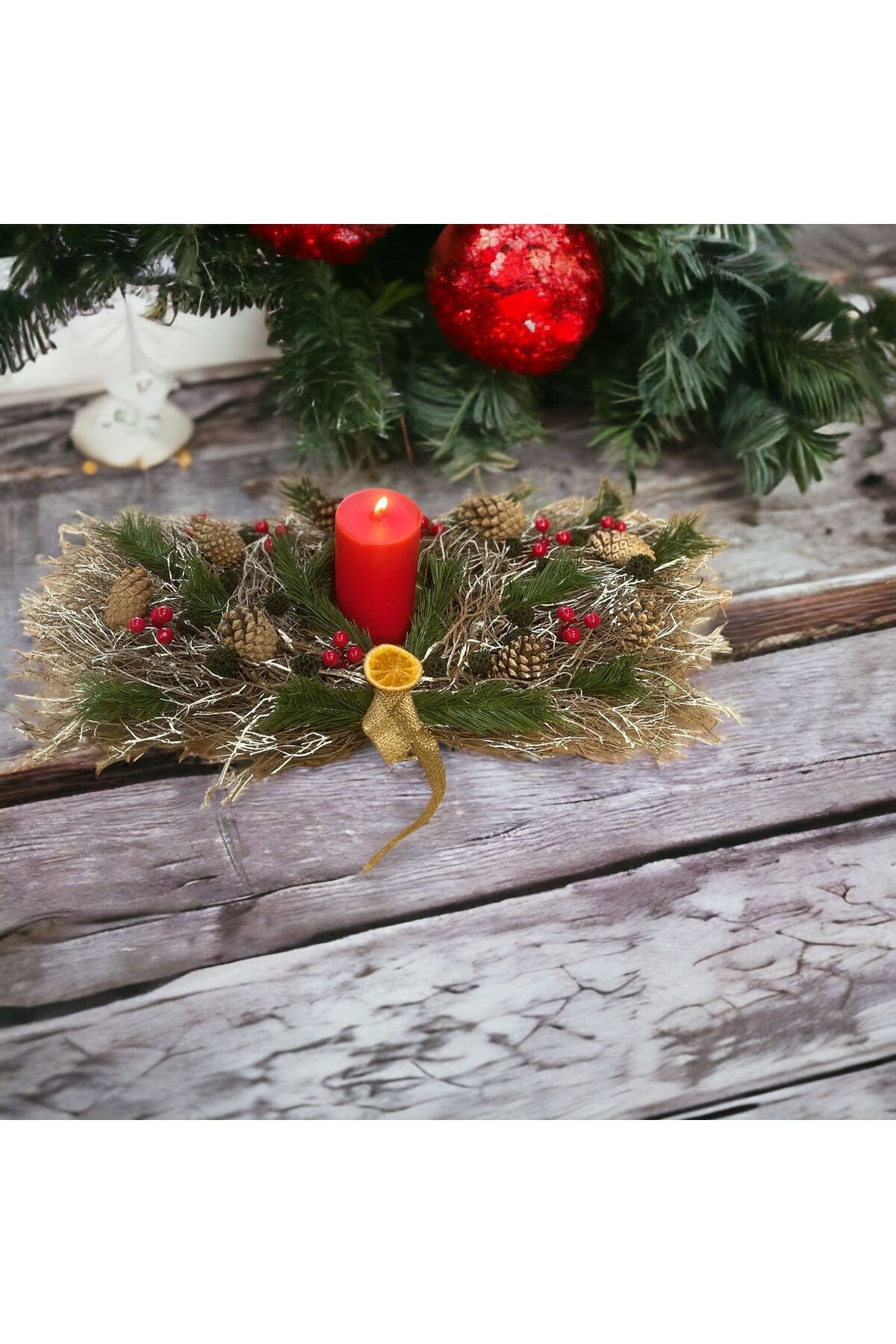 NATÜRLICHER DEKORATIVER KERZENHALTER FÜR DAS NEUE JAHR. SCHOCKIERT – WEIHNACHTSFEIER IM NEUEN JAHR