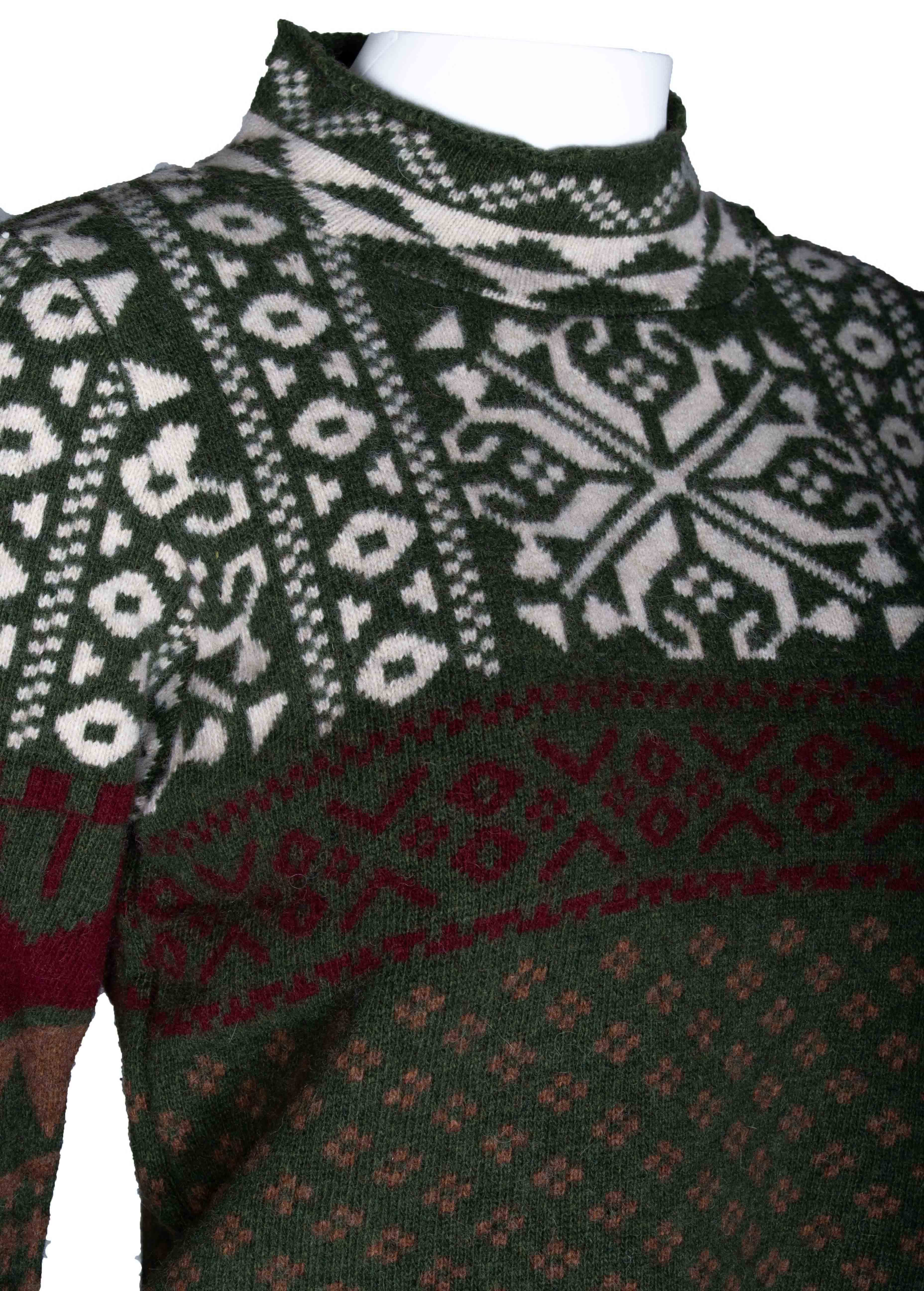 RM-064 Woman Green Sweater with Etnical Pattern