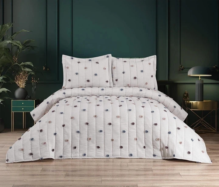 Berry Concept Ponponlu Çift Kişilik Krem Yatak Örtüsü 240/250 cm