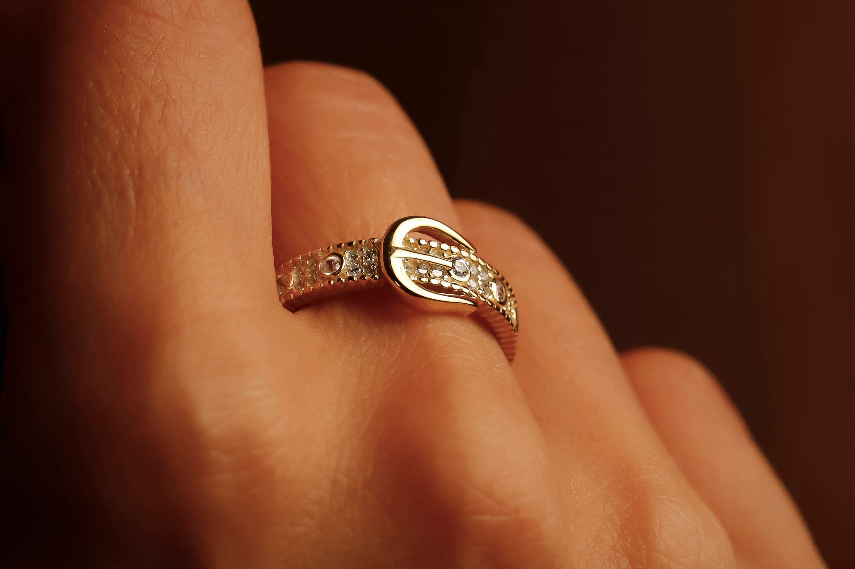 Parlayan Kemer Yüzük