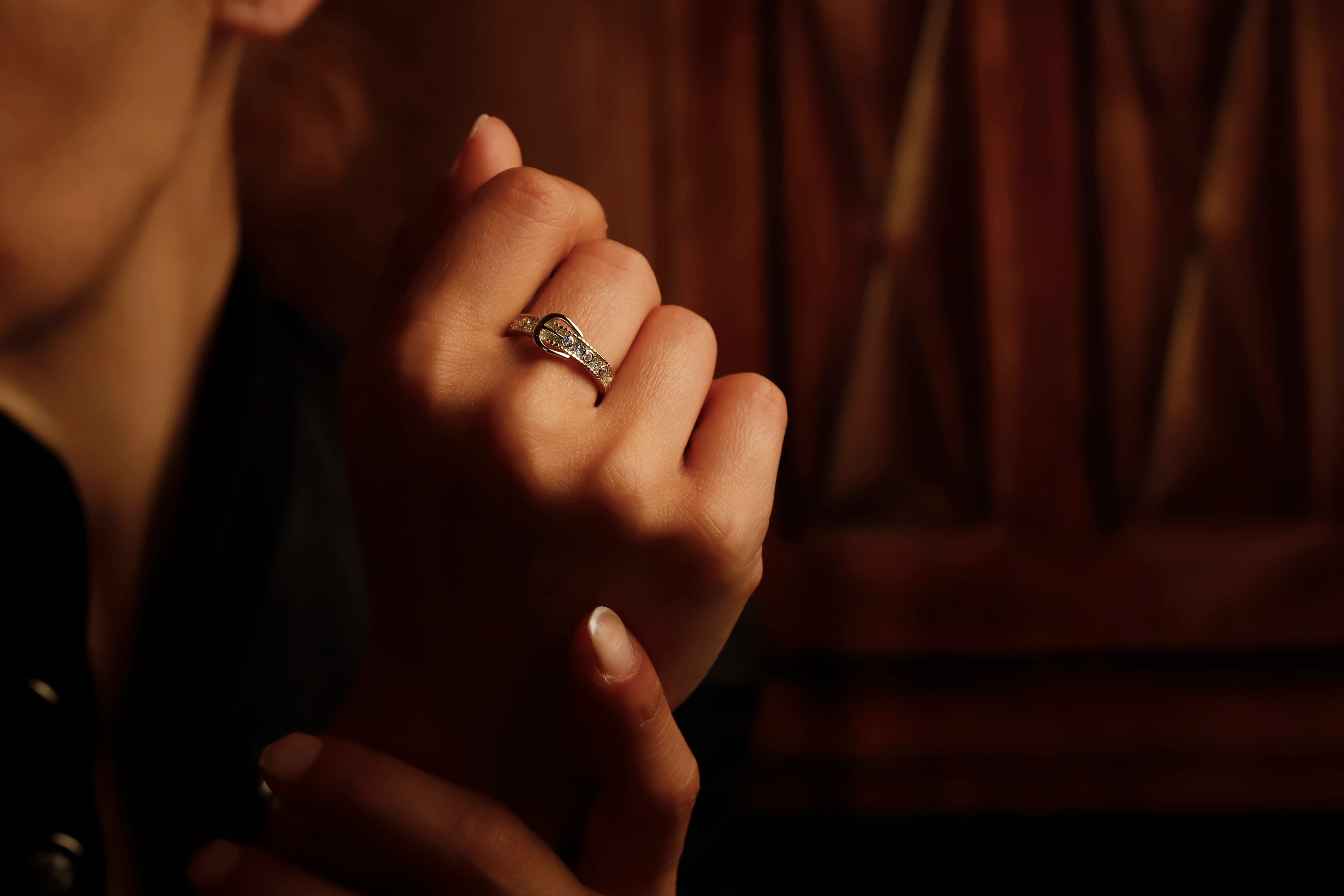 Parlayan Kemer Yüzük