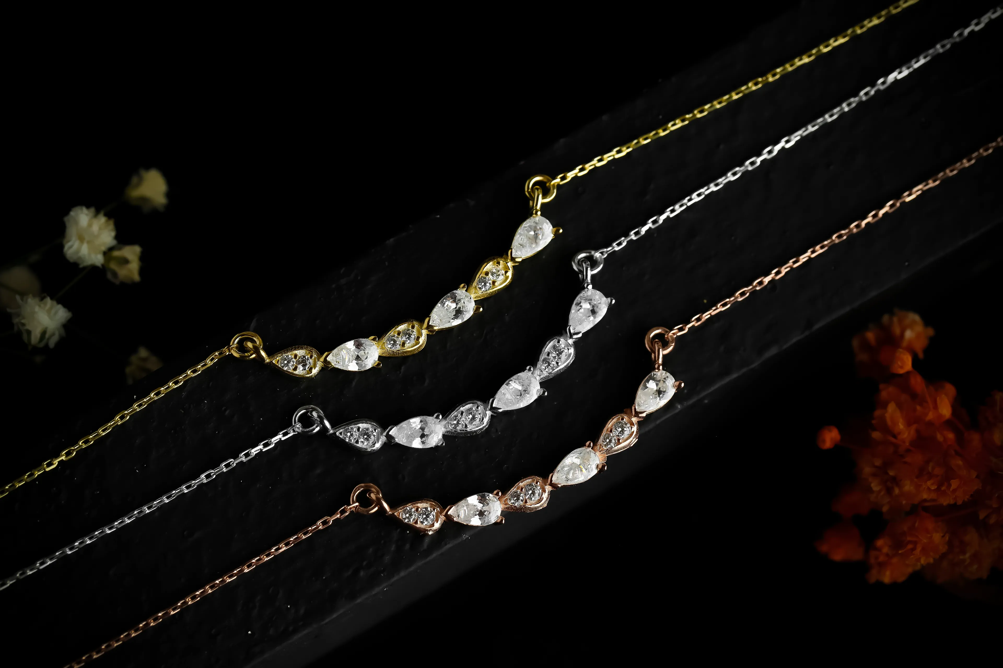 Damla Işıltısı Kolye