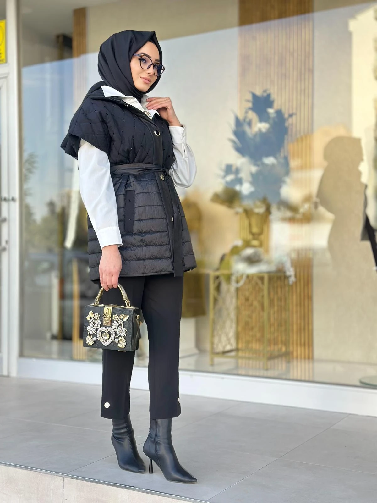 Taşlı Kapitoneli Yelek-Tac 9403