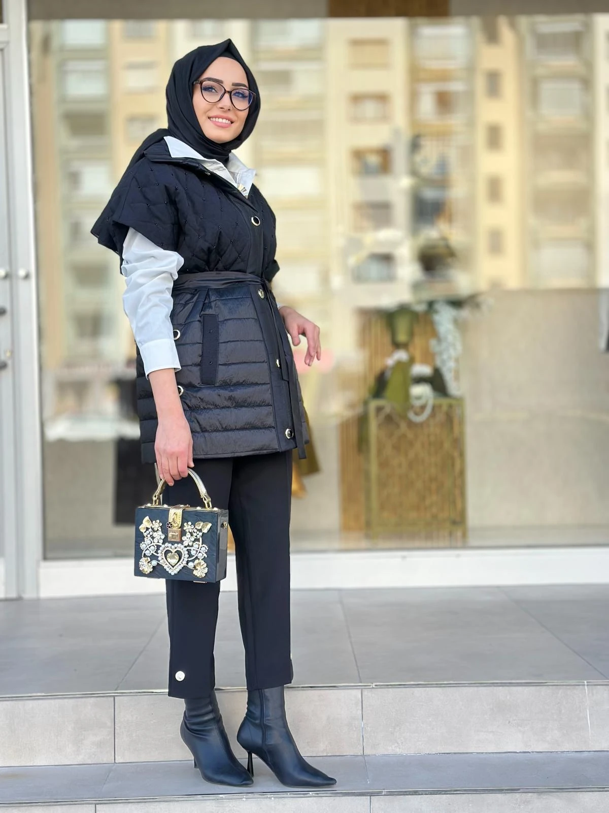 Taşlı Kapitoneli Yelek-Tac 9403