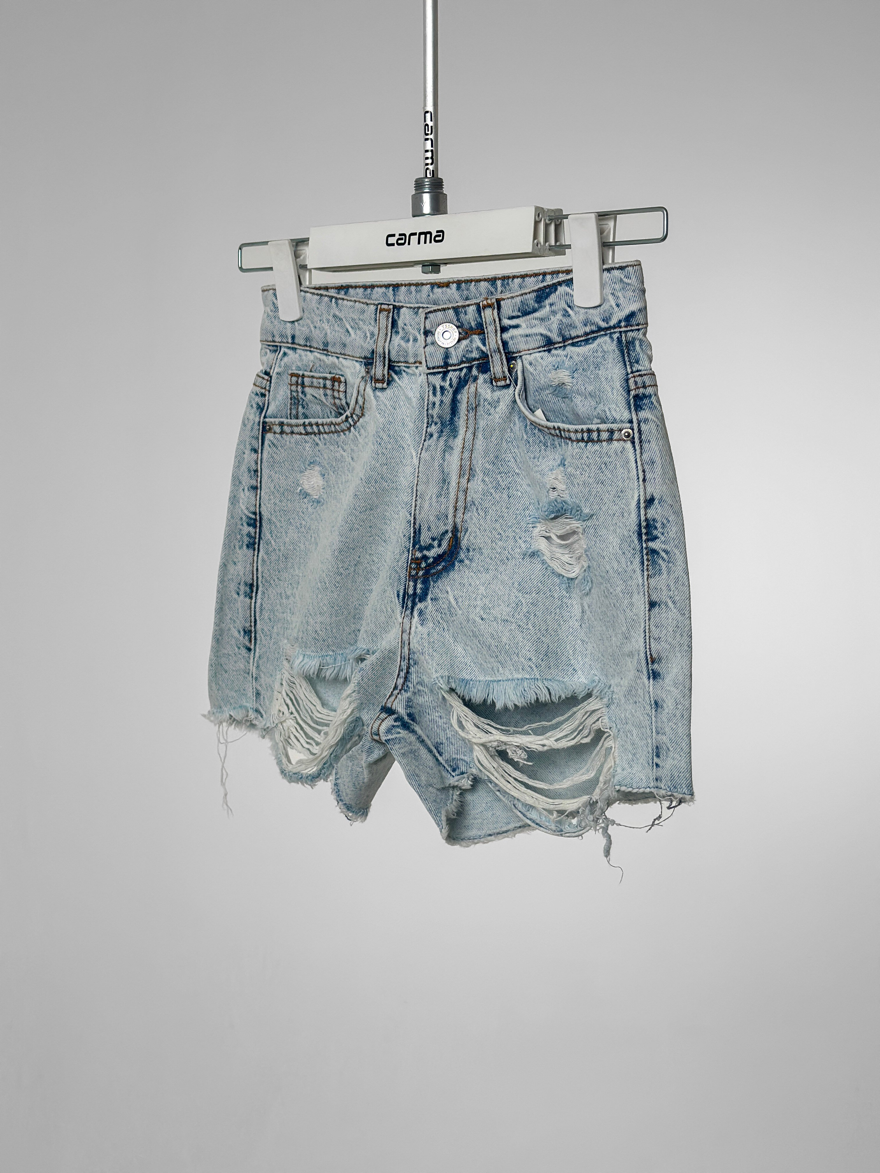 Yırtık Detaylı Denim Şort