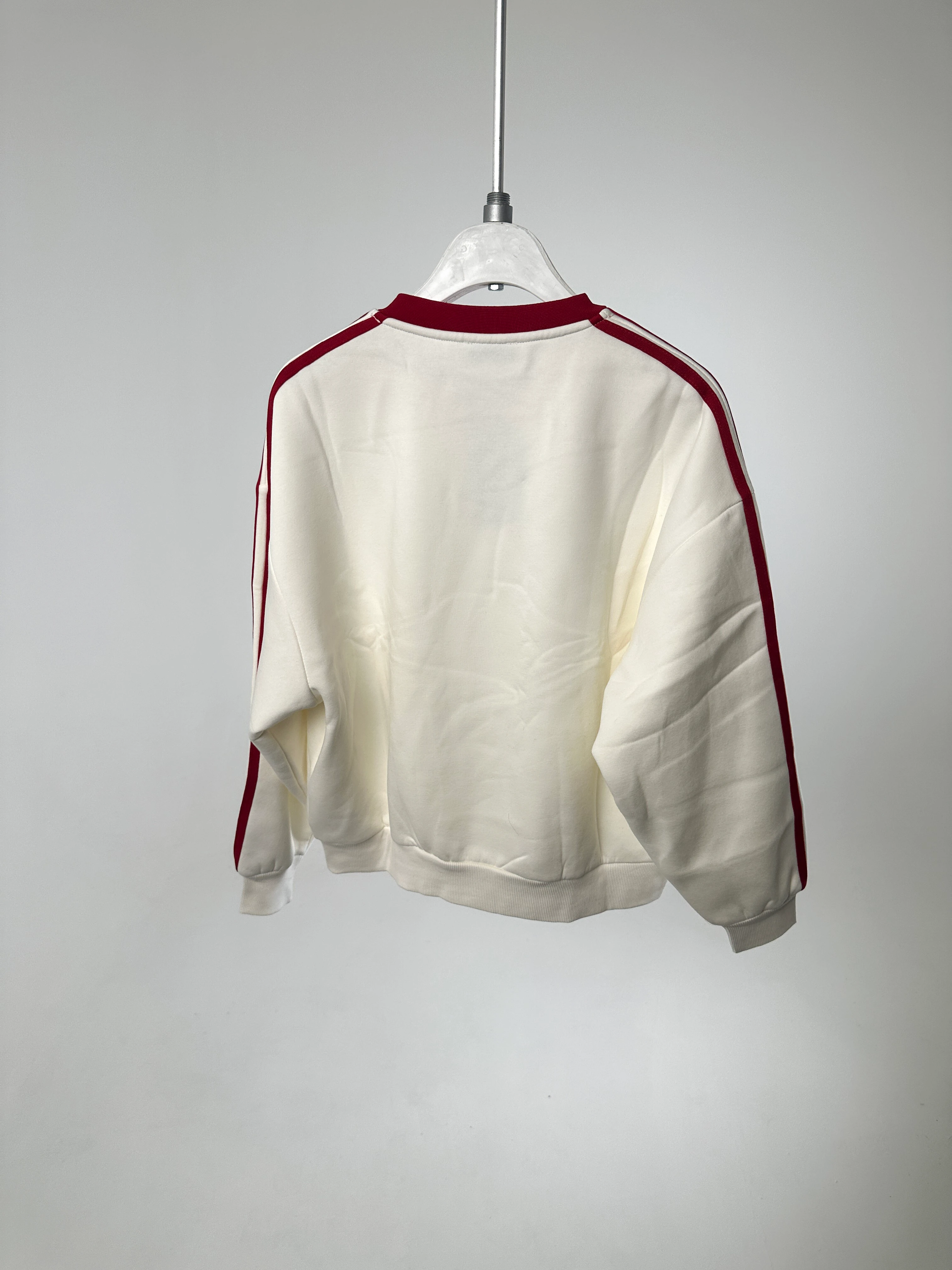 V Yaka Şerit Detaylı Sweatshirt