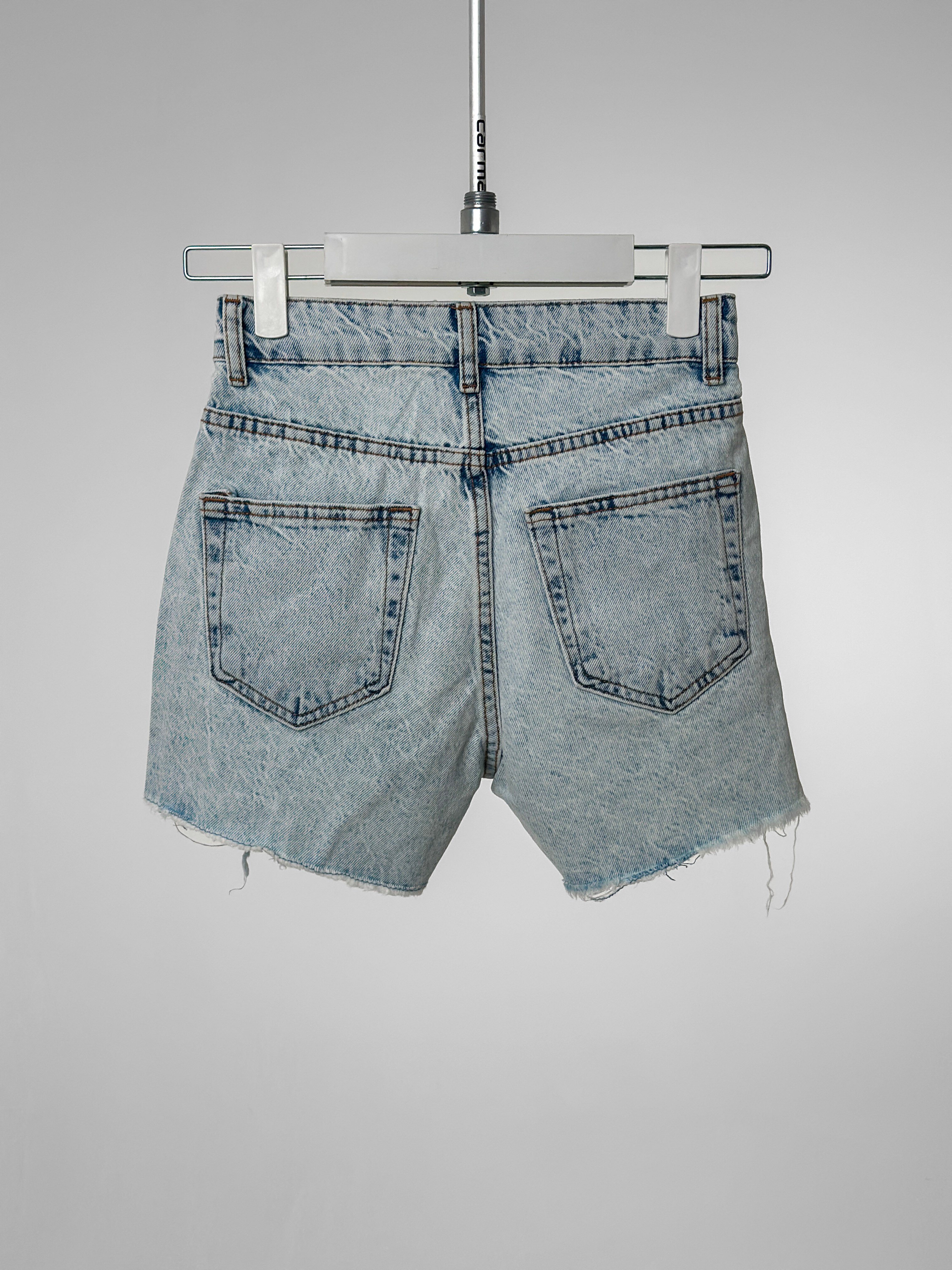 Yırtık Detaylı Denim Şort