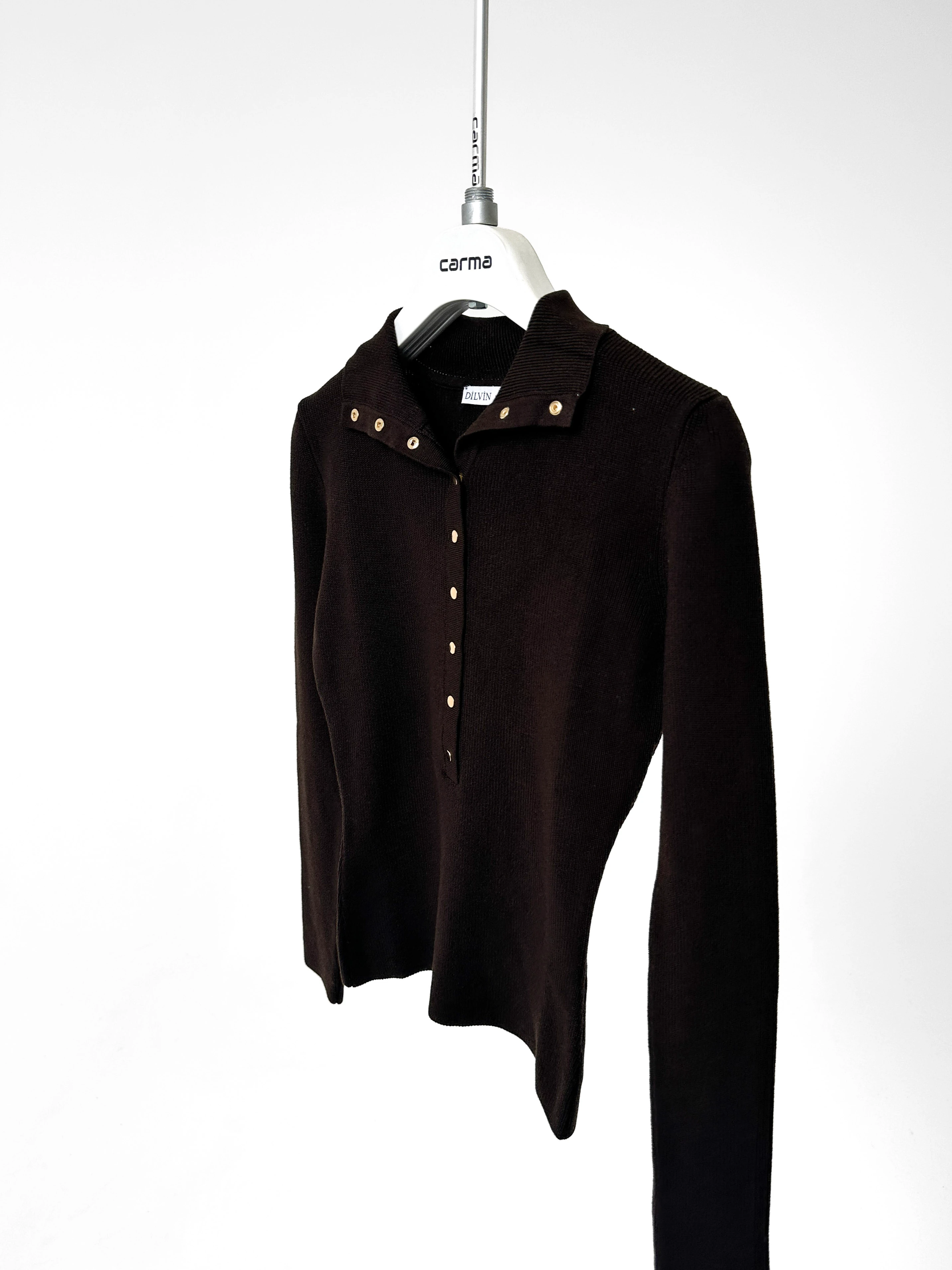 Dik Yaka Çıtçıt Detaylı Triko