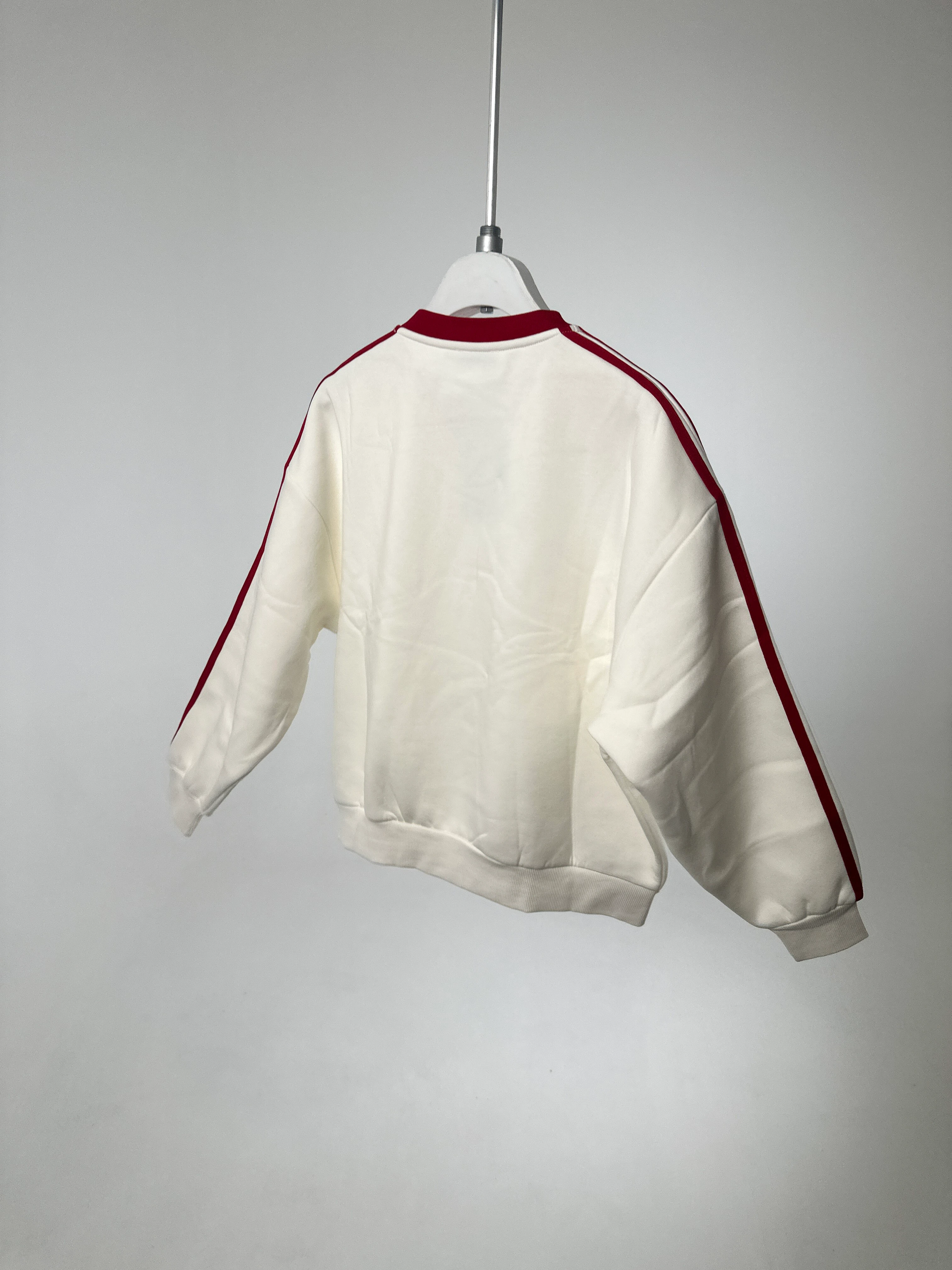 V Yaka Şerit Detaylı Sweatshirt
