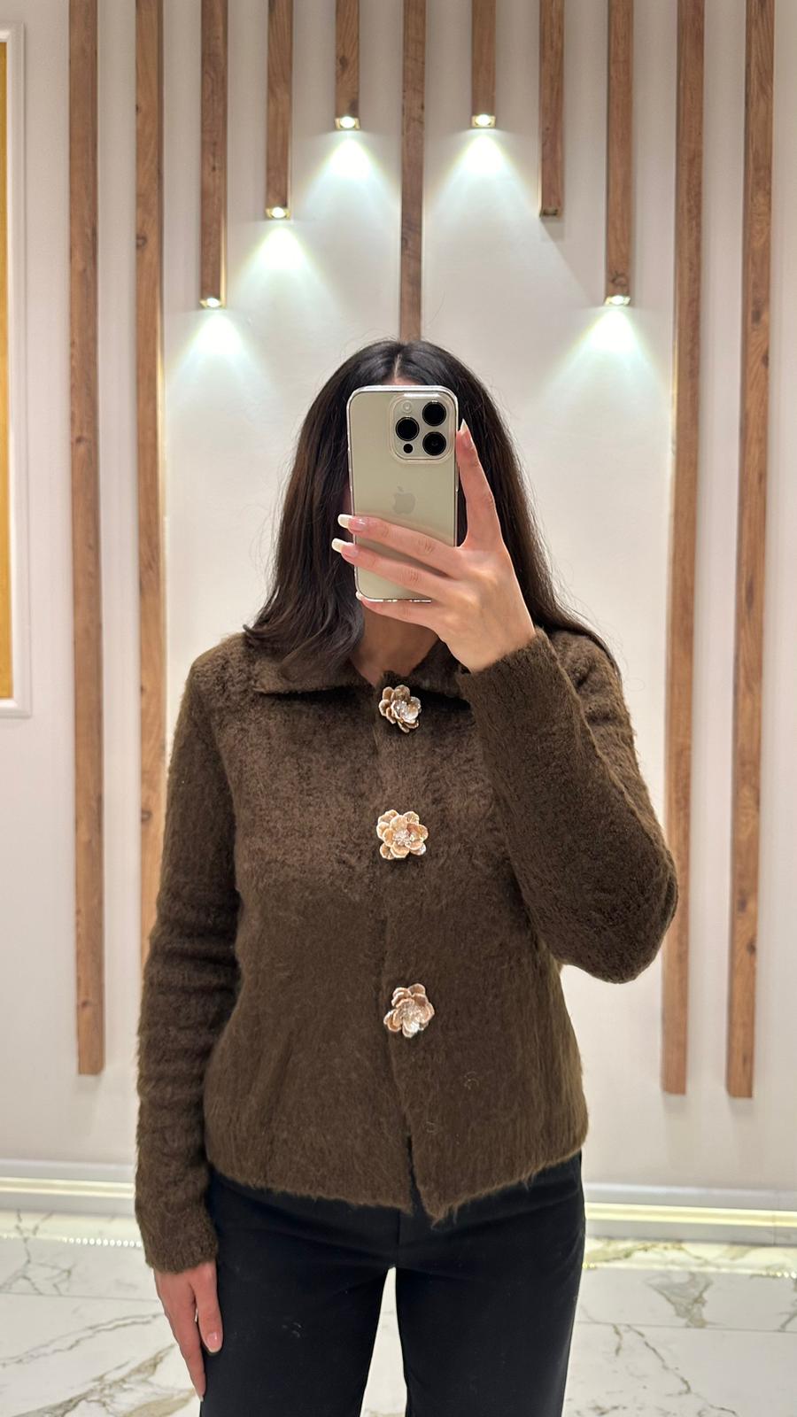 Çiçek Tokalı Hırka - Kahverengi