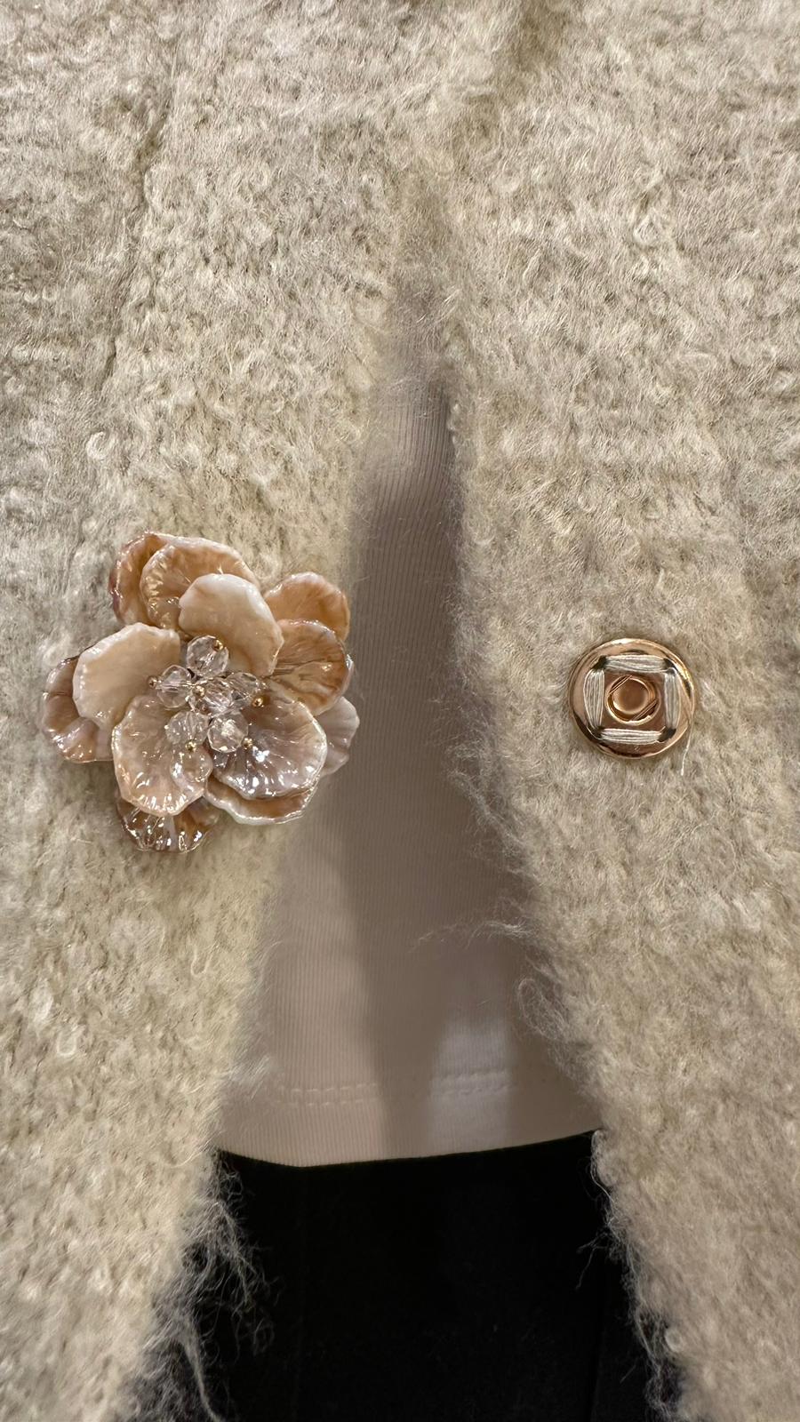 Çiçek Tokalı Hırka