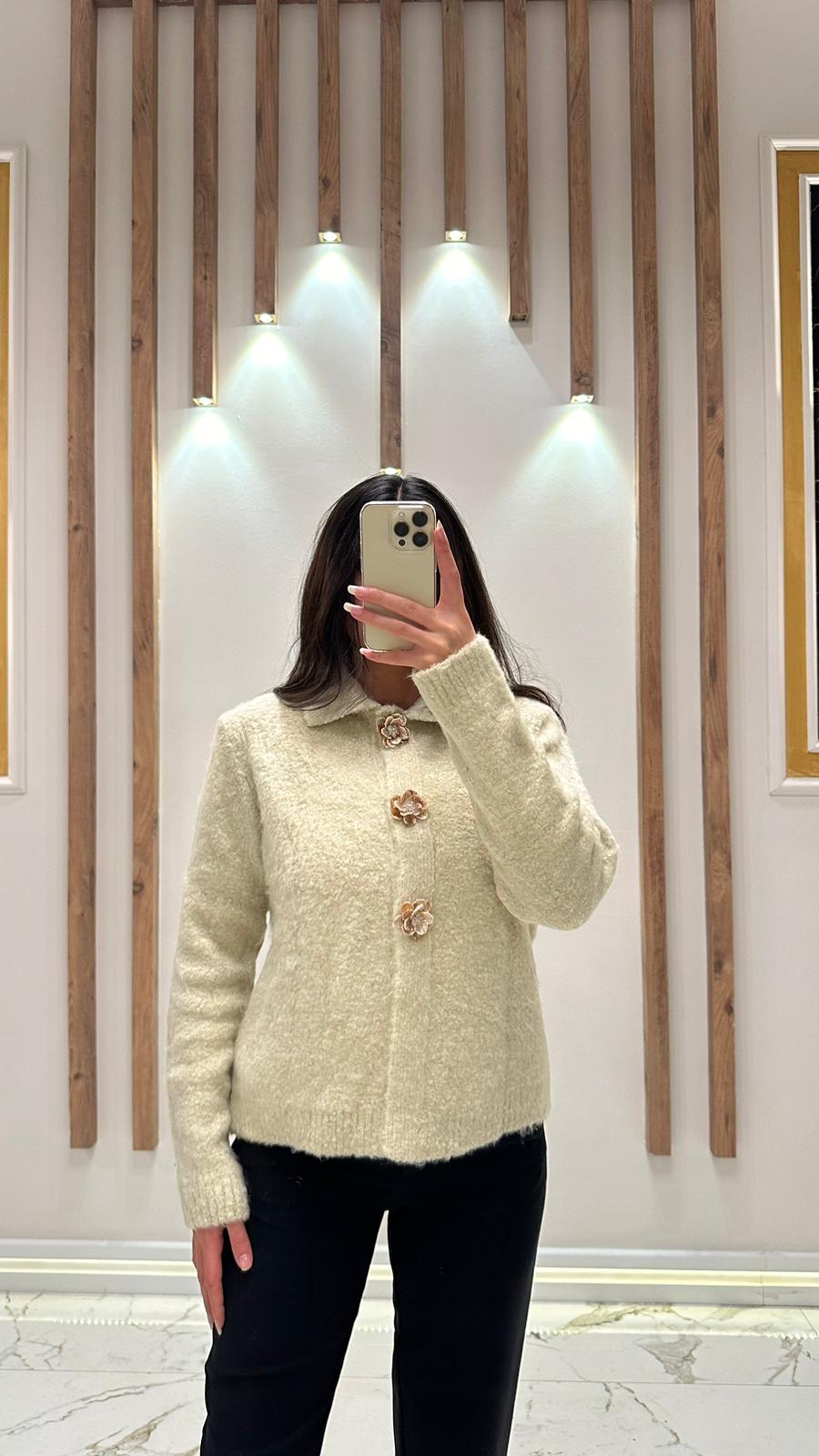 Çiçek Tokalı Hırka - Krem