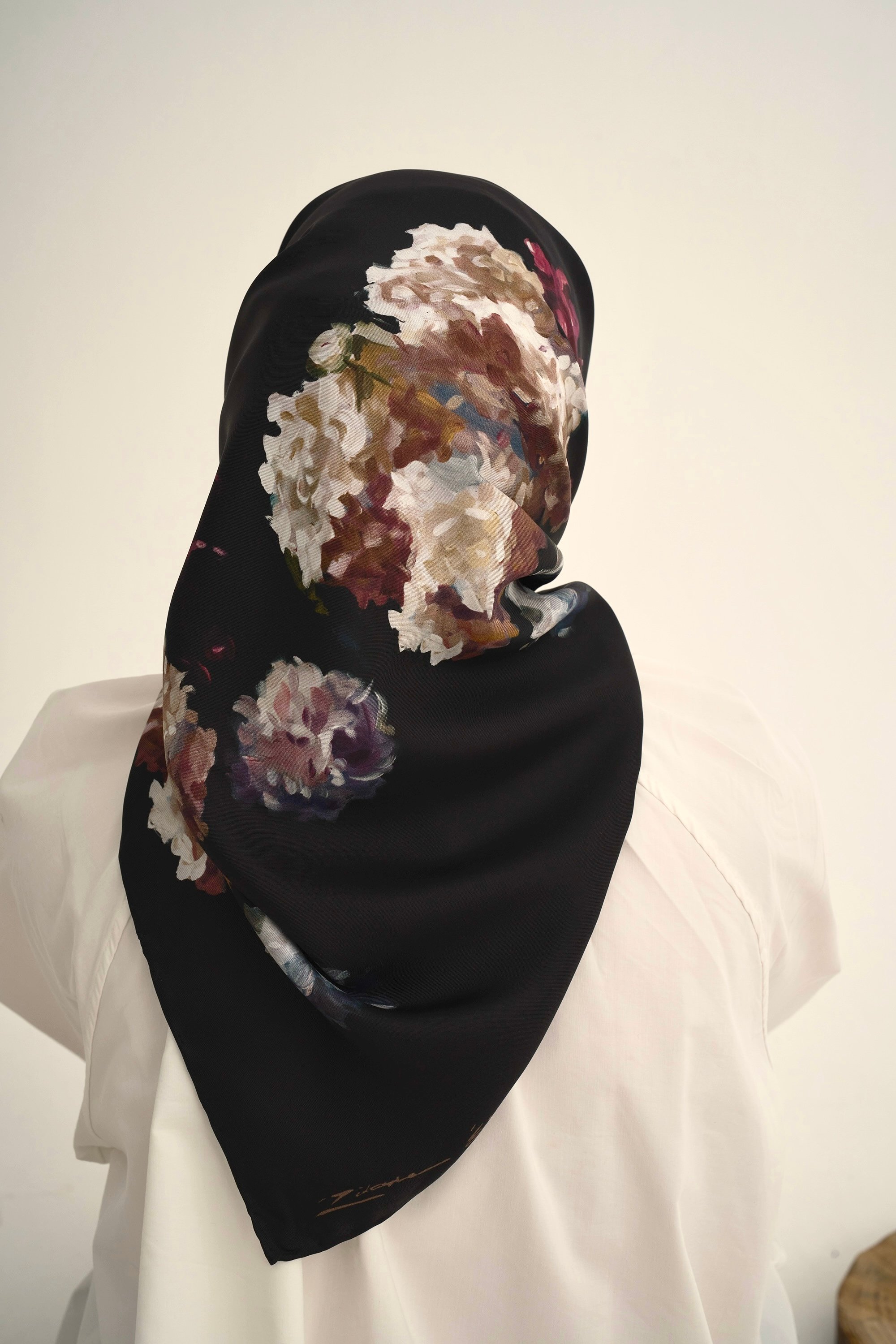 Peony Siyah İpek Eşarp image