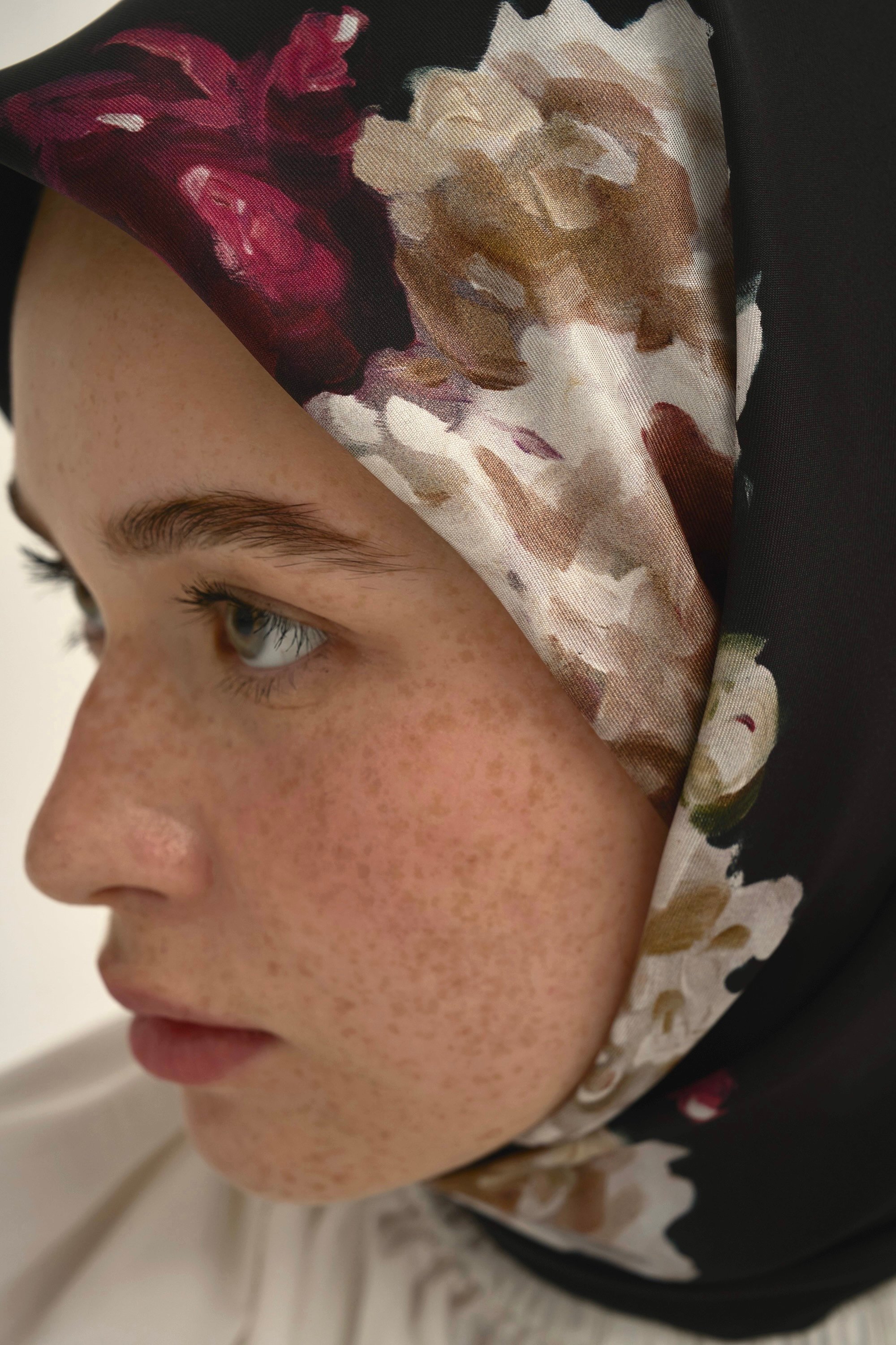 Peony Siyah İpek Eşarp