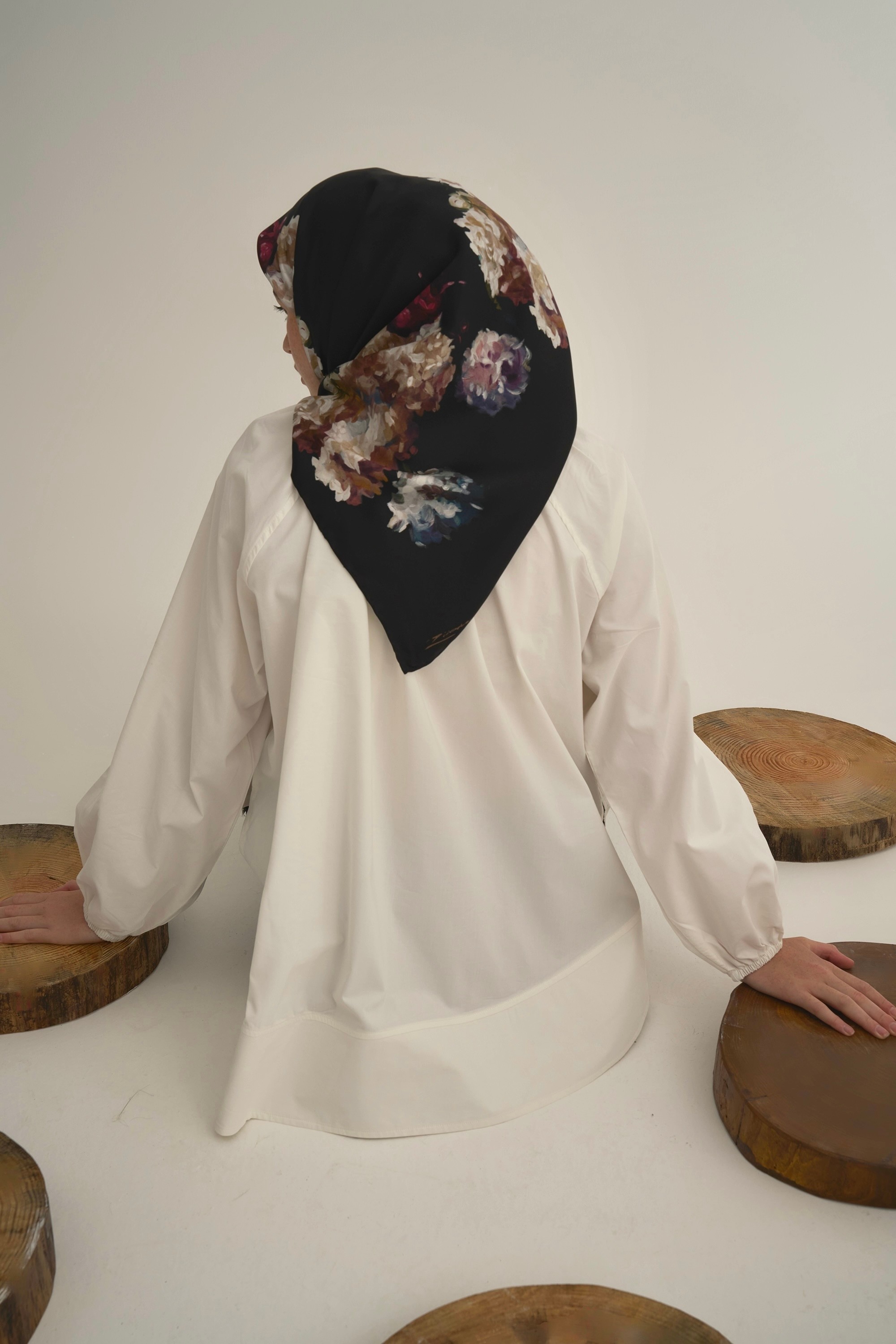 Peony Siyah İpek Eşarp