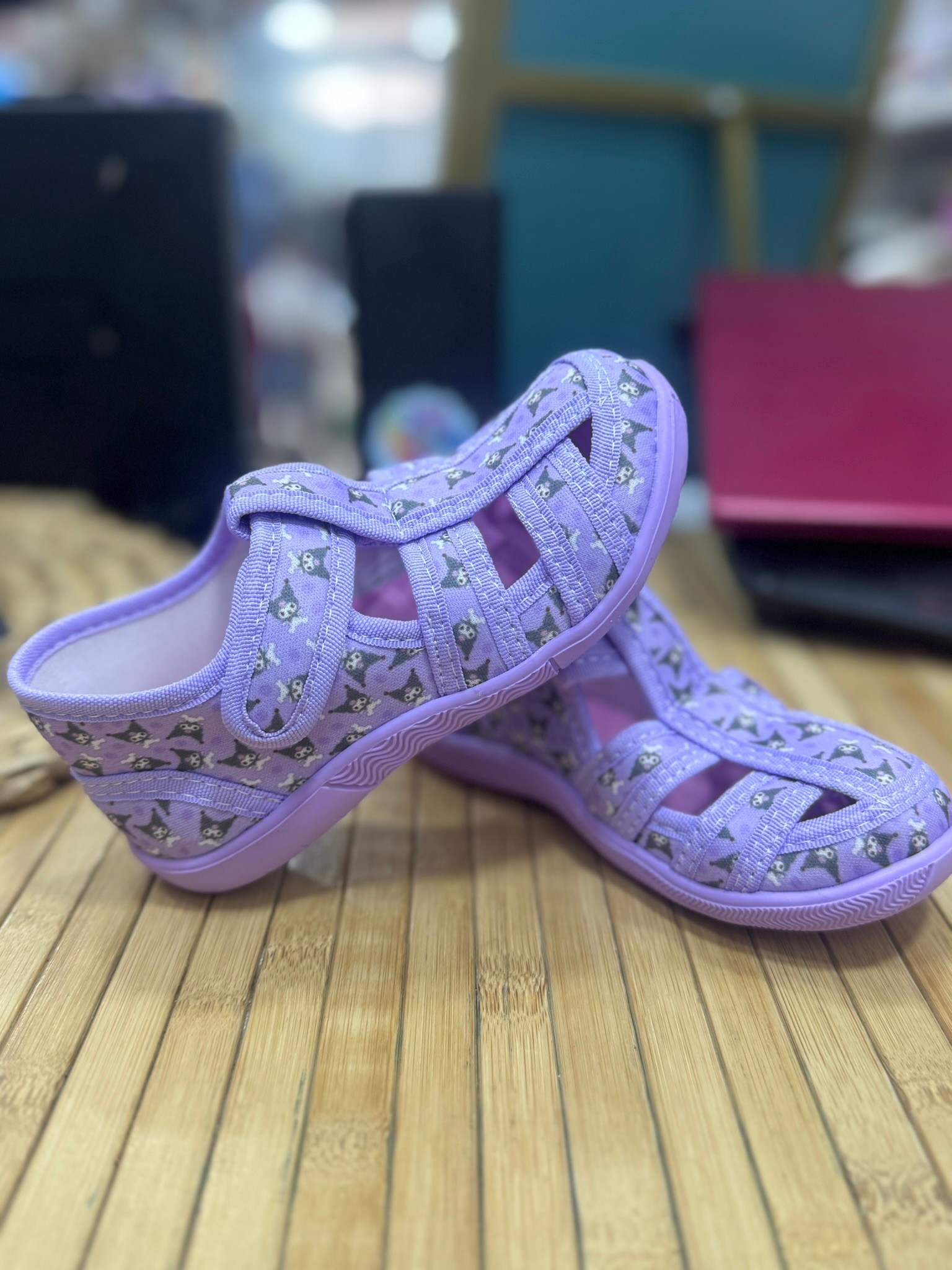 Kuromi Model Kız Çocuk Cırtlı  Sandalet 1 Numara Büyük Tercih Ediniz