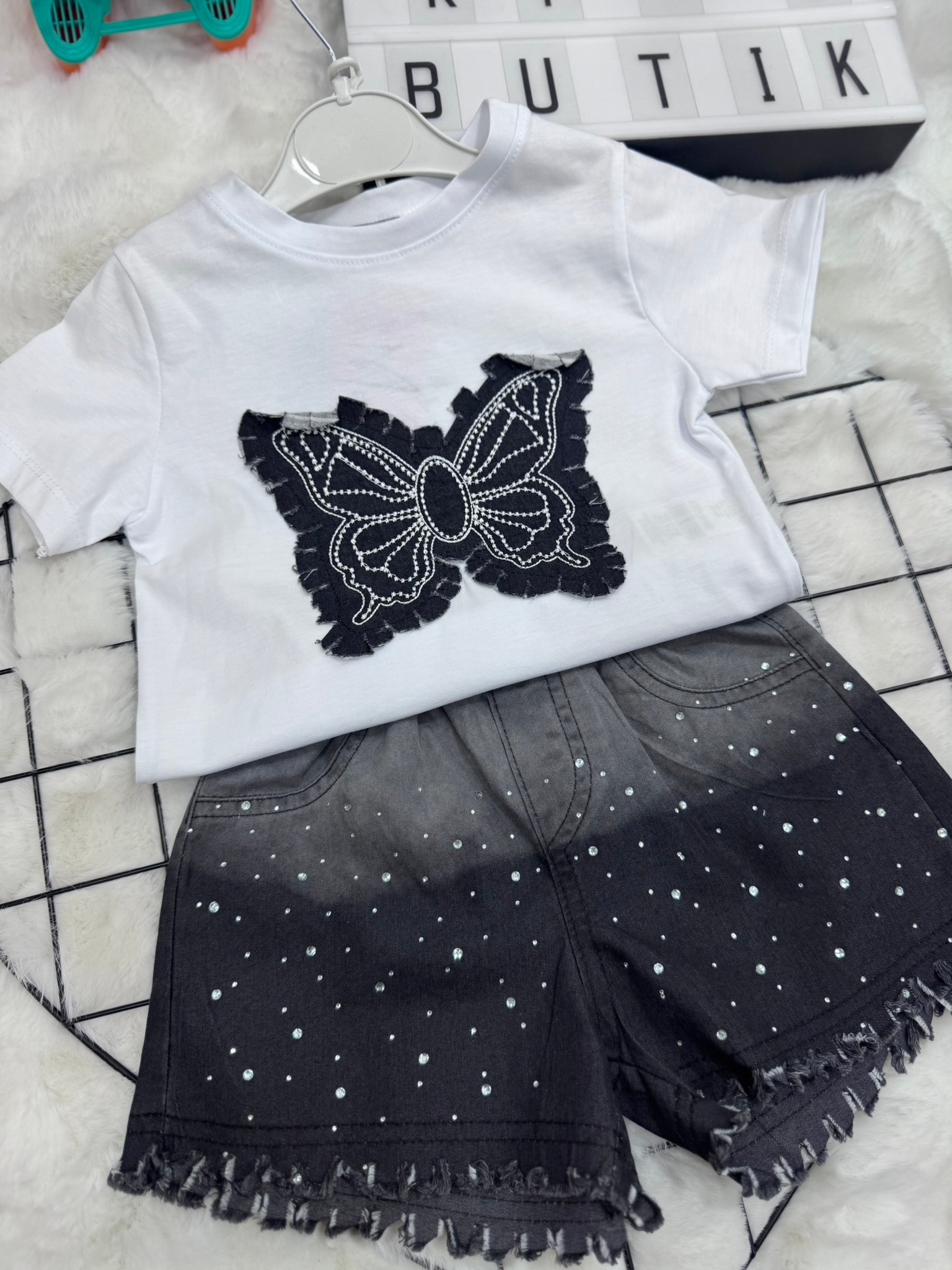 İnci Şortlu Kelebek Desen T-shirt Kombin