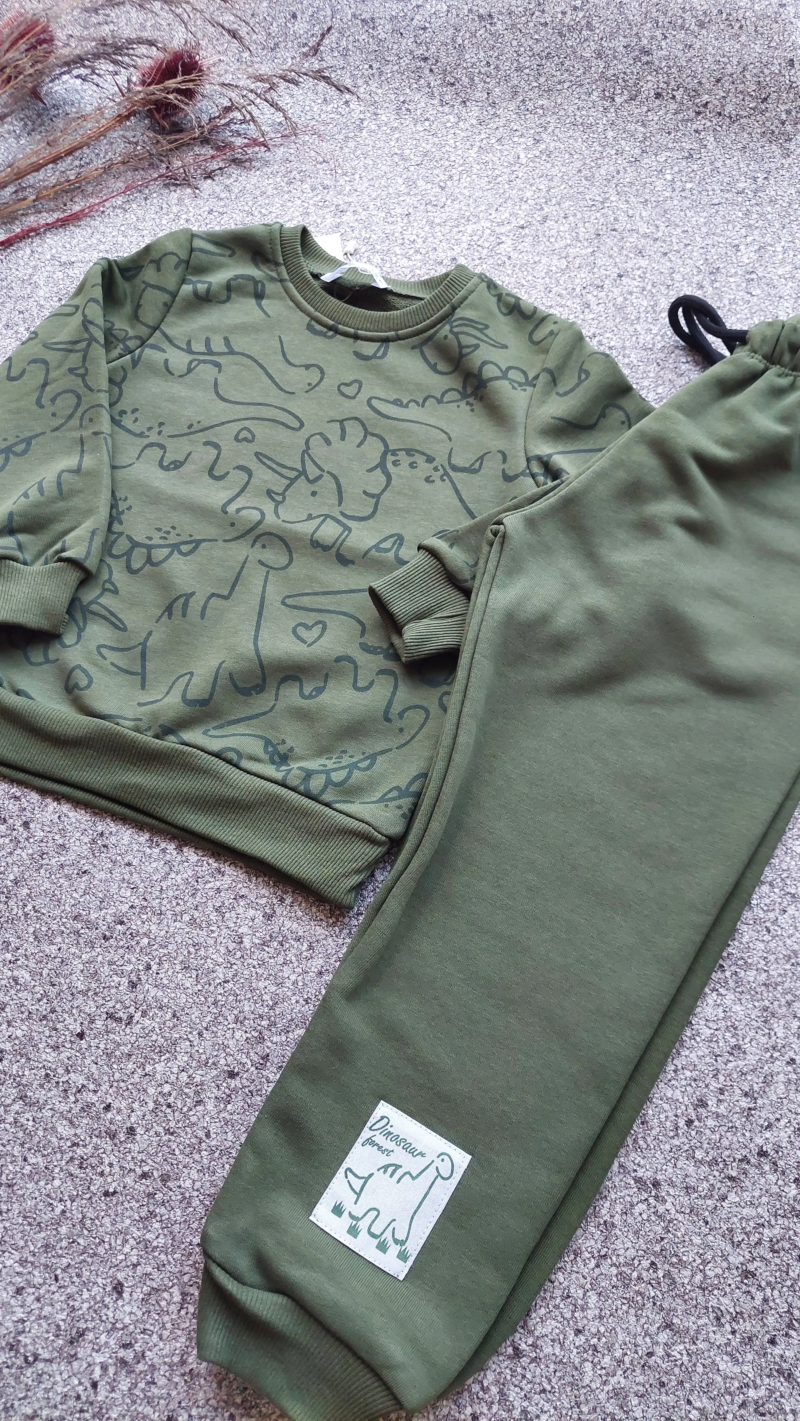 Yeşil, Dinozor Baskılı Takım