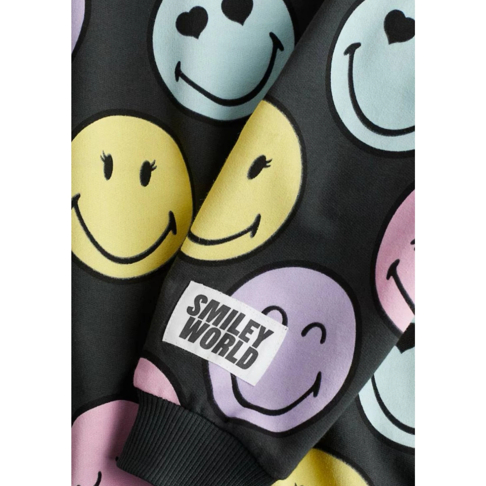 Füme Renk Üzerine Gülen Yüz Takım