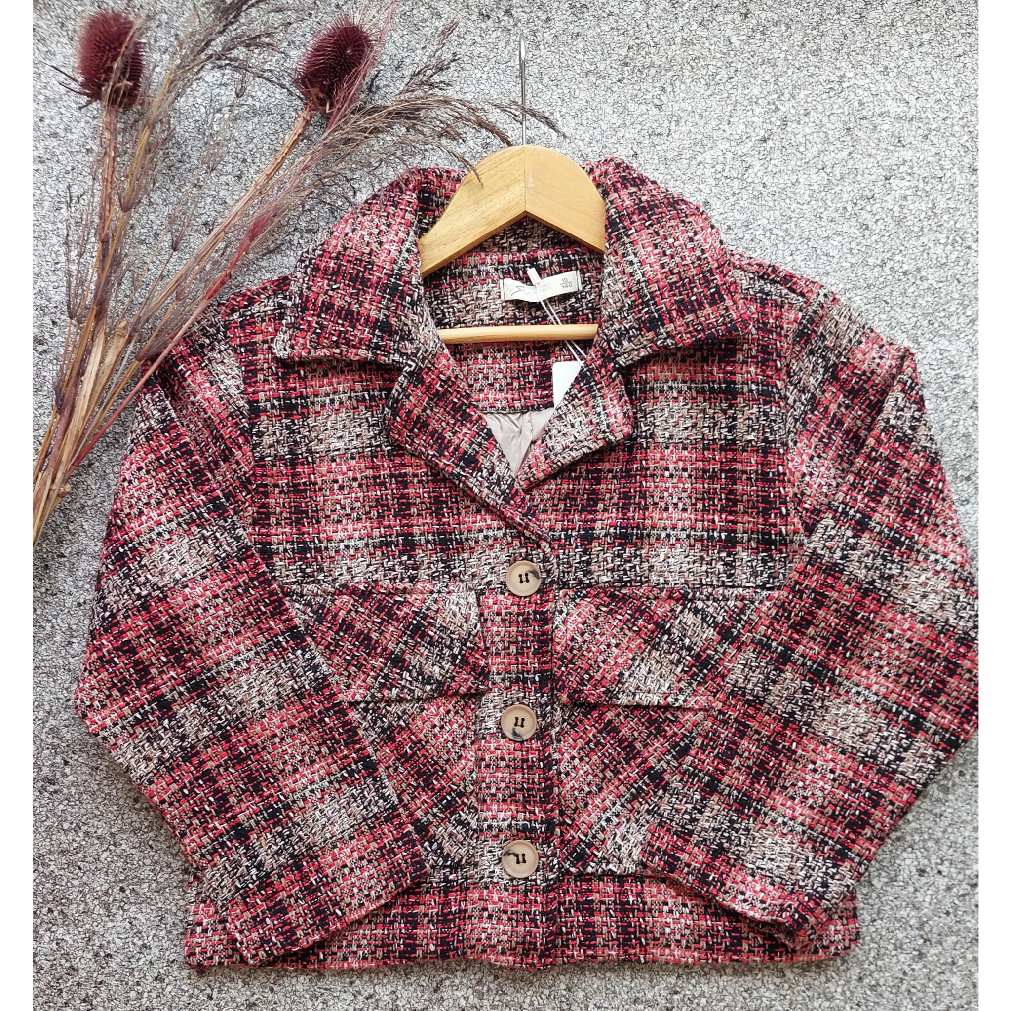 Kırmızı, Siyah Renklerinde Ceketli Takım